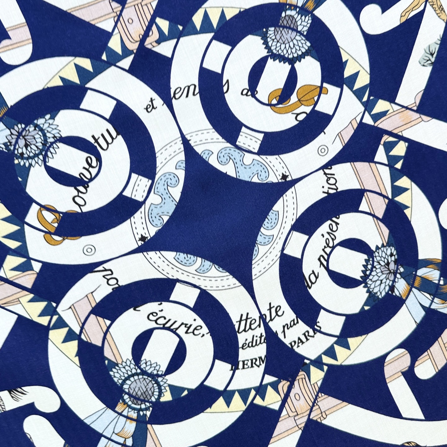 “金质马刺与骏马的披挂叠印版”披肩【140顶级丝毛双面同色】手工卷边30%桑蚕丝70%羊毛这款迷人的14