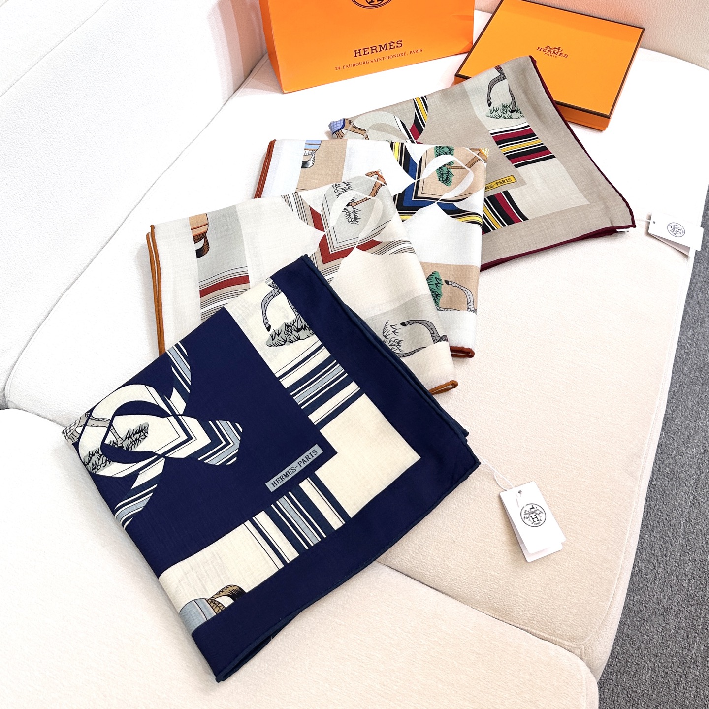 “金质马刺与骏马的披挂叠印版”披肩【140顶级丝毛双面同色】手工卷边30%桑蚕丝70%羊毛这款迷人的14