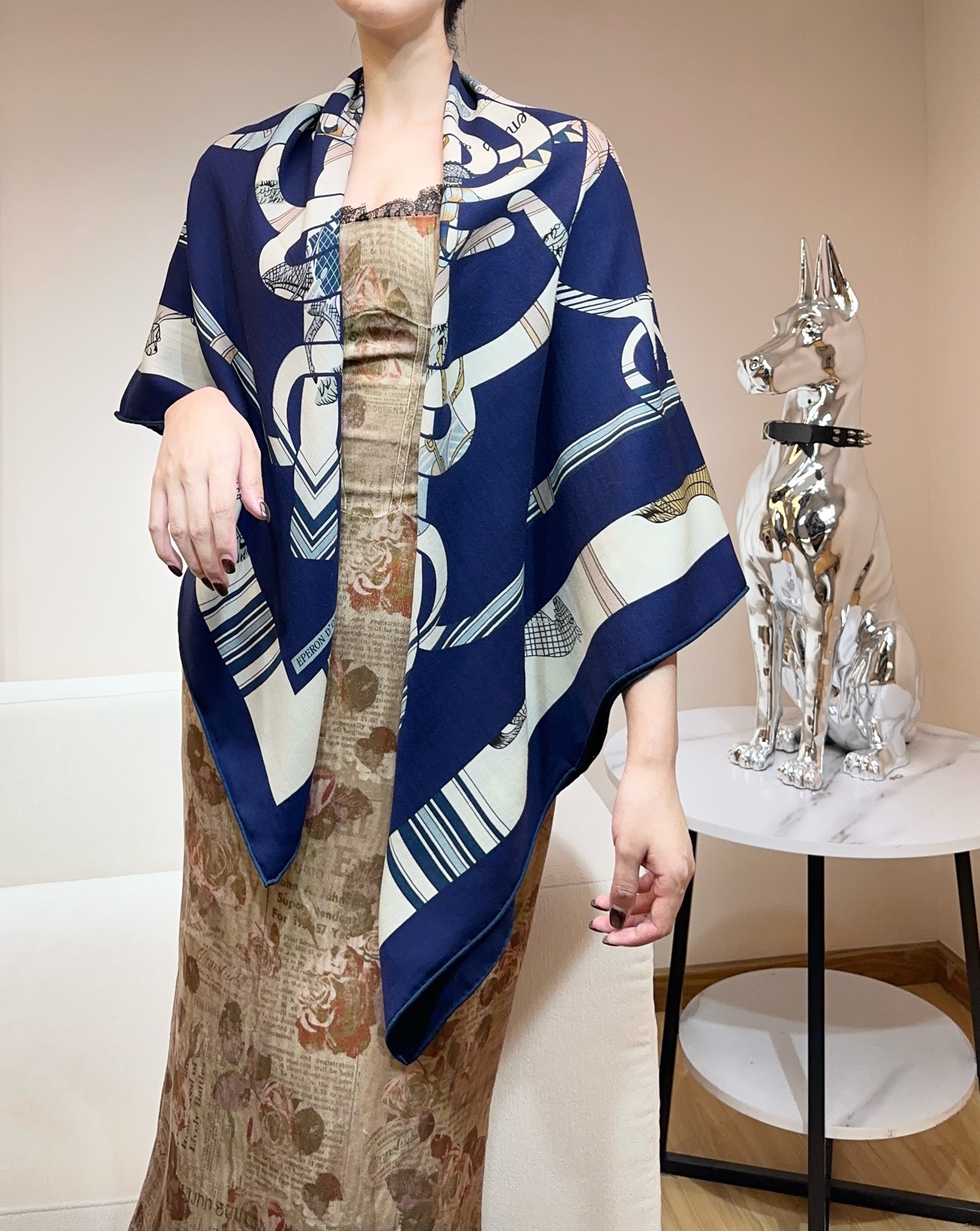 “金质马刺与骏马的披挂叠印版”披肩【140顶级丝毛双面同色】手工卷边30%桑蚕丝70%羊毛这款迷人的14