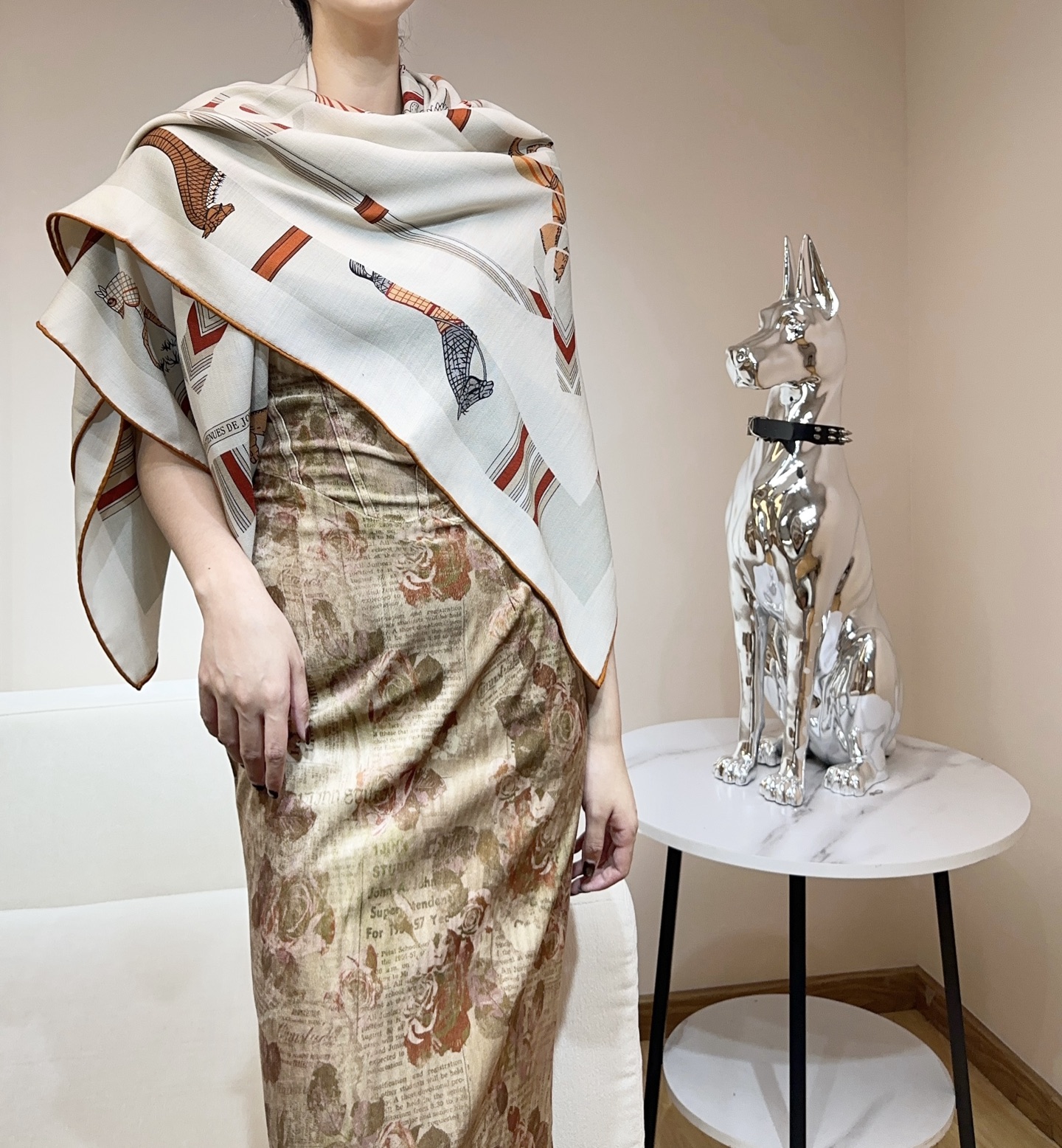 “金质马刺与骏马的披挂叠印版”披肩【140顶级丝毛双面同色】手工卷边30%桑蚕丝70%羊毛这款迷人的14