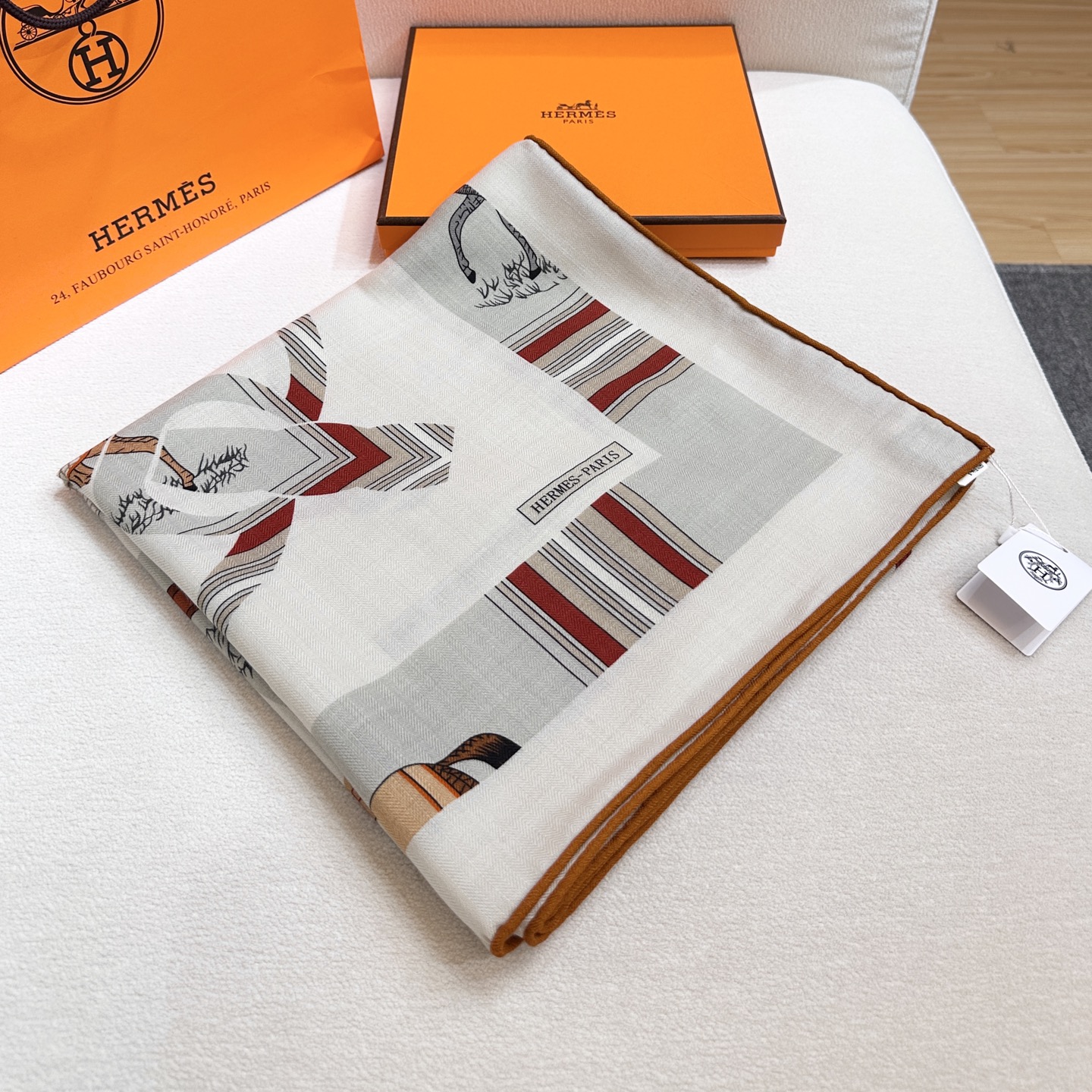 “金质马刺与骏马的披挂叠印版”披肩【140顶级丝毛双面同色】手工卷边30%桑蚕丝70%羊毛这款迷人的14