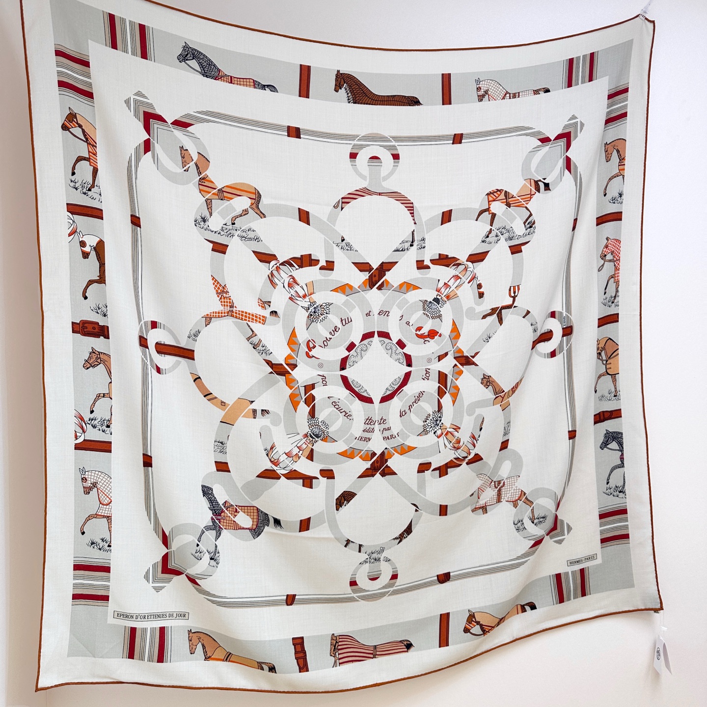 “金质马刺与骏马的披挂叠印版”披肩【140顶级丝毛双面同色】手工卷边30%桑蚕丝70%羊毛这款迷人的14