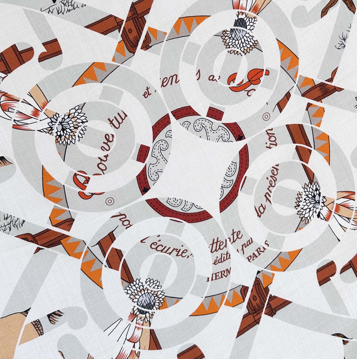 “金质马刺与骏马的披挂叠印版”披肩【140顶级丝毛双面同色】手工卷边30%桑蚕丝70%羊毛这款迷人的14