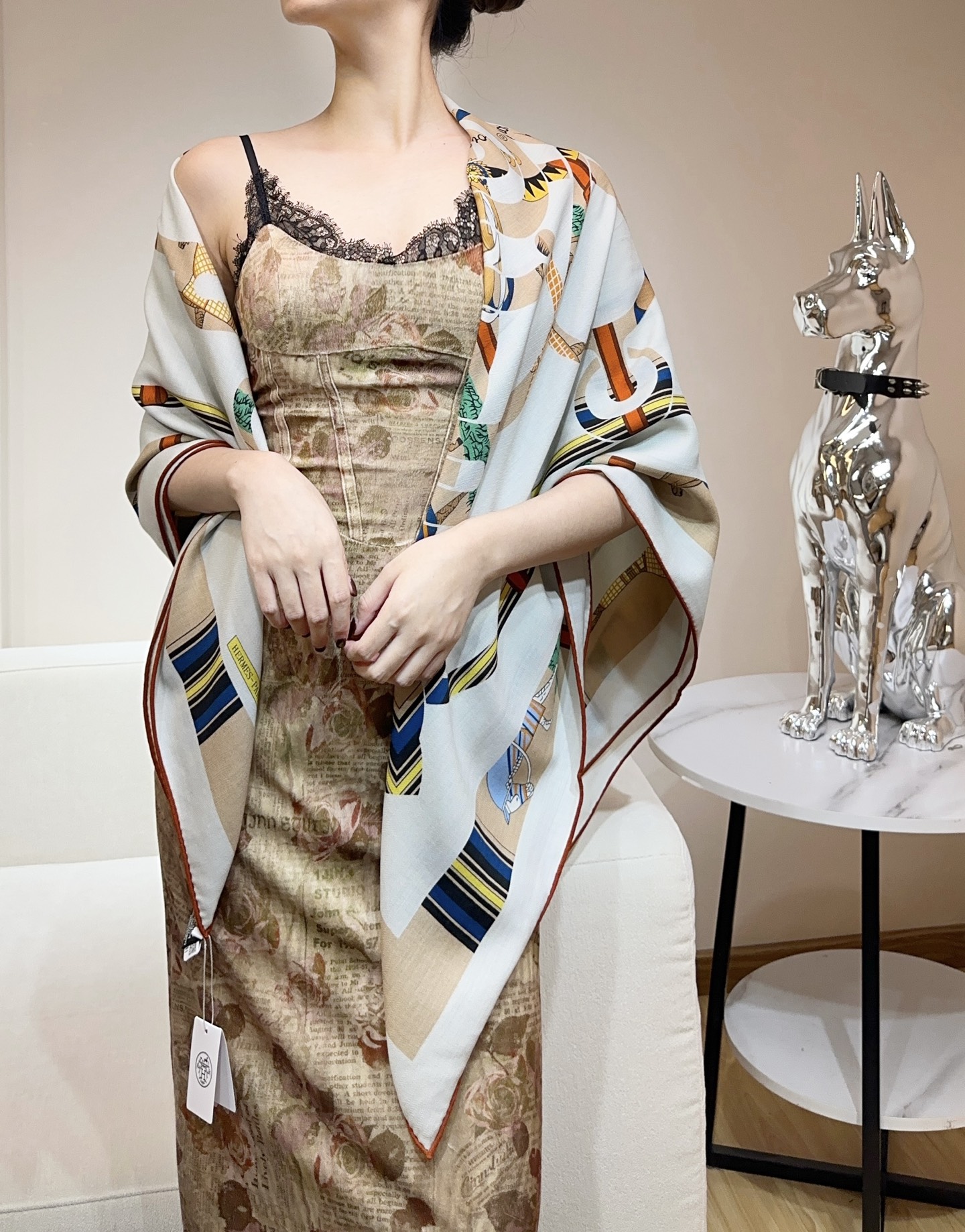 “金质马刺与骏马的披挂叠印版”披肩【140顶级丝毛双面同色】手工卷边30%桑蚕丝70%羊毛这款迷人的14