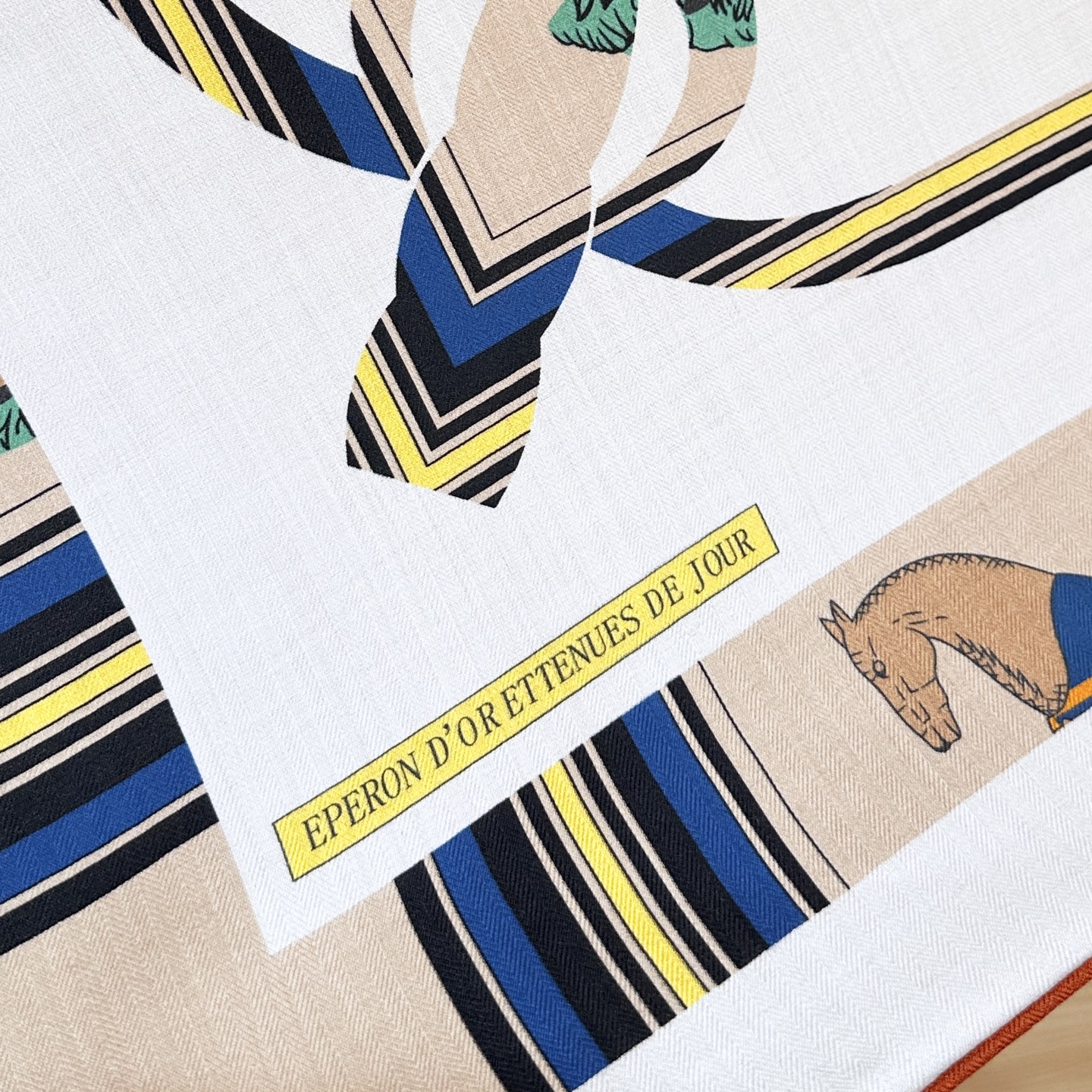 “金质马刺与骏马的披挂叠印版”披肩【140顶级丝毛双面同色】手工卷边30%桑蚕丝70%羊毛这款迷人的14