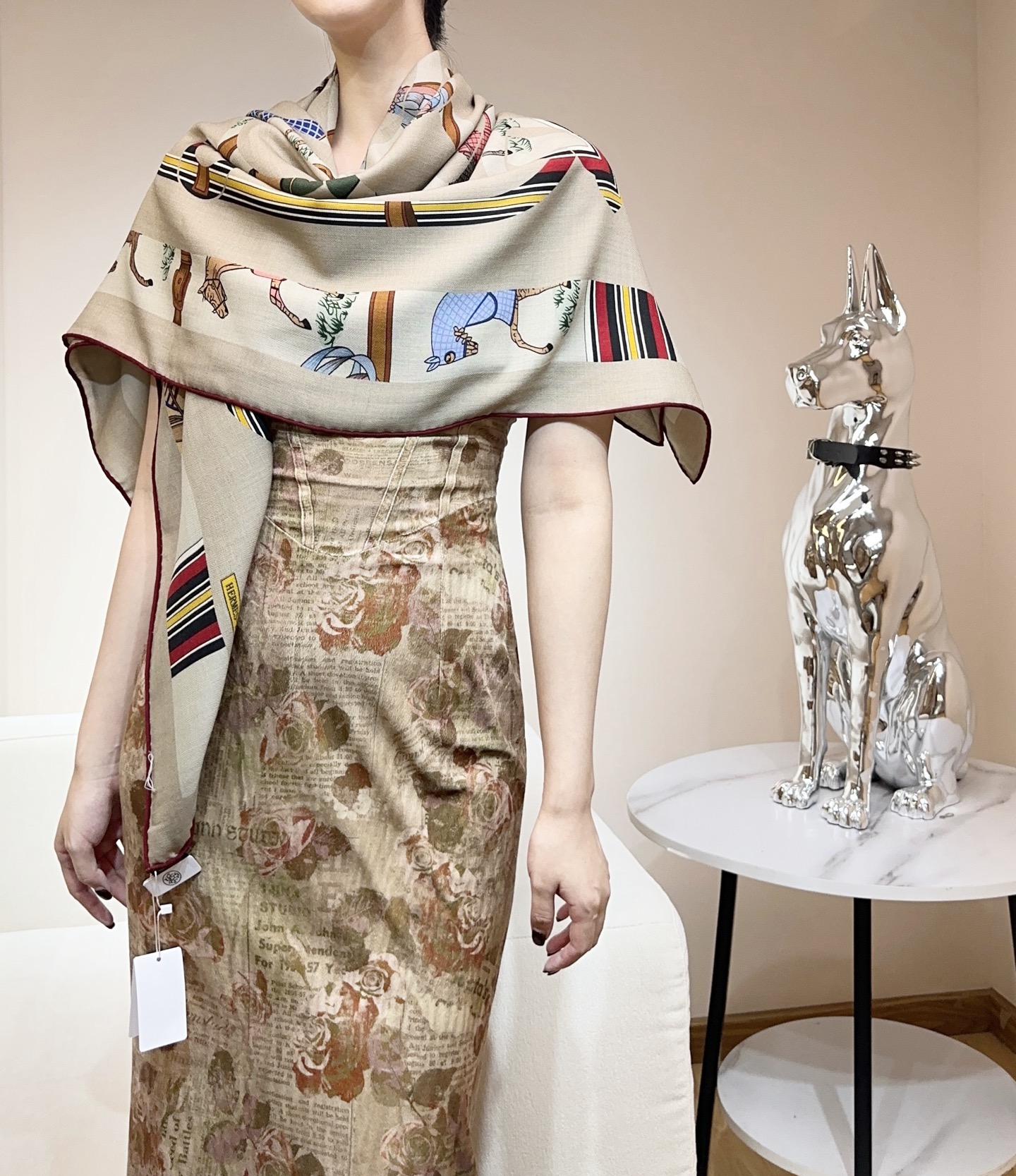 “金质马刺与骏马的披挂叠印版”披肩【140顶级丝毛双面同色】手工卷边30%桑蚕丝70%羊毛这款迷人的14