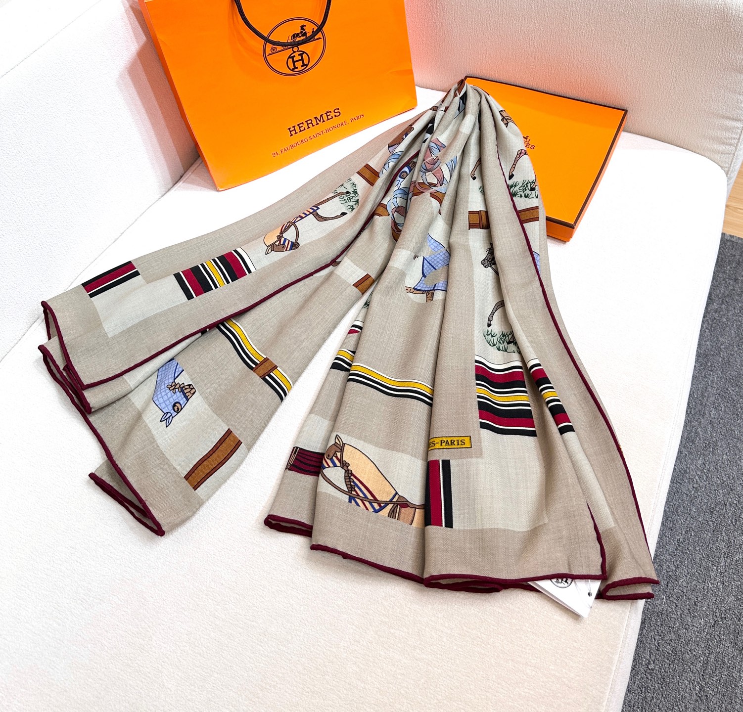 “金质马刺与骏马的披挂叠印版”披肩【140顶级丝毛双面同色】手工卷边30%桑蚕丝70%羊毛这款迷人的14