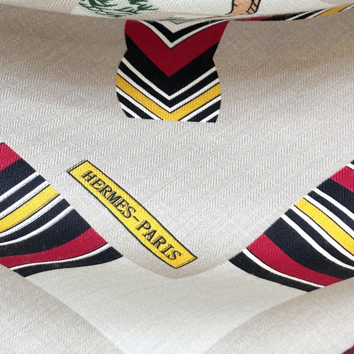 “金质马刺与骏马的披挂叠印版”披肩【140顶级丝毛双面同色】手工卷边30%桑蚕丝70%羊毛这款迷人的14