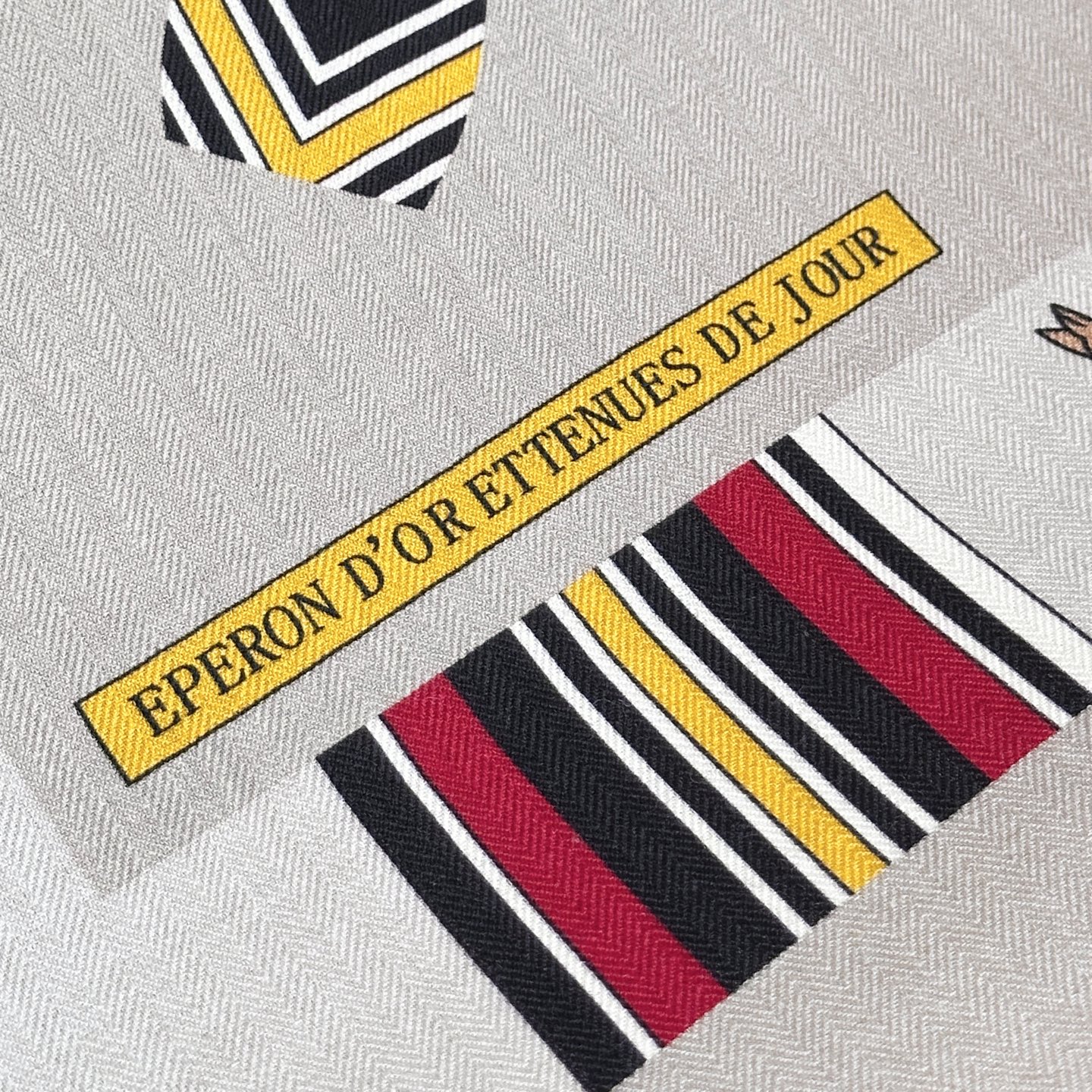 “金质马刺与骏马的披挂叠印版”披肩【140顶级丝毛双面同色】手工卷边30%桑蚕丝70%羊毛这款迷人的14