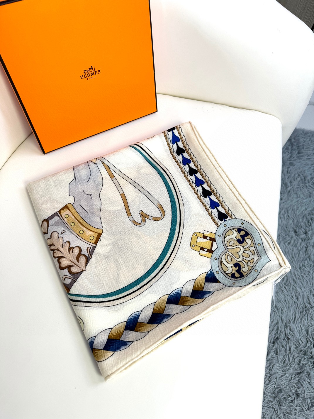 🌾专柜同步 Hermes【双面同色 顶级丝绒方巾140推荐💕顶级工艺超值‼️爱马仕专柜爆款🎁🎁羊绒方巾💟