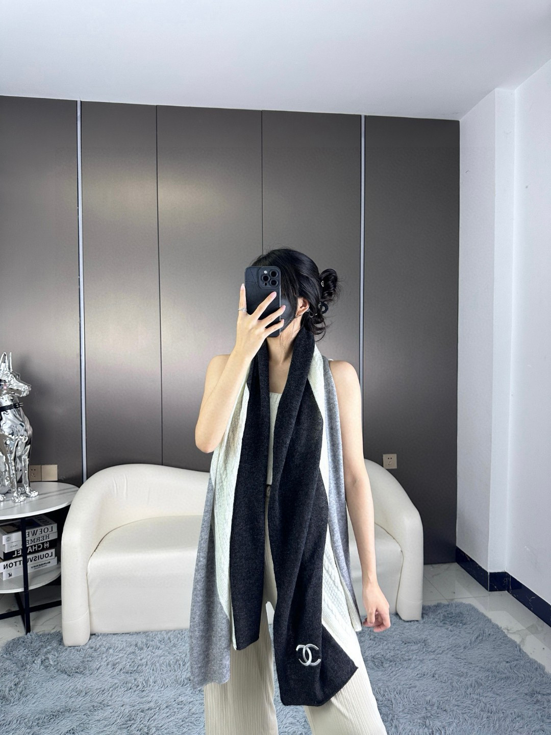 上新！🌾👑香奈儿专柜新款围巾 ‼妥妥的女主风，保暖又时尚，可当围巾，可当披肩！美翻了[流泪]御用殿堂级极