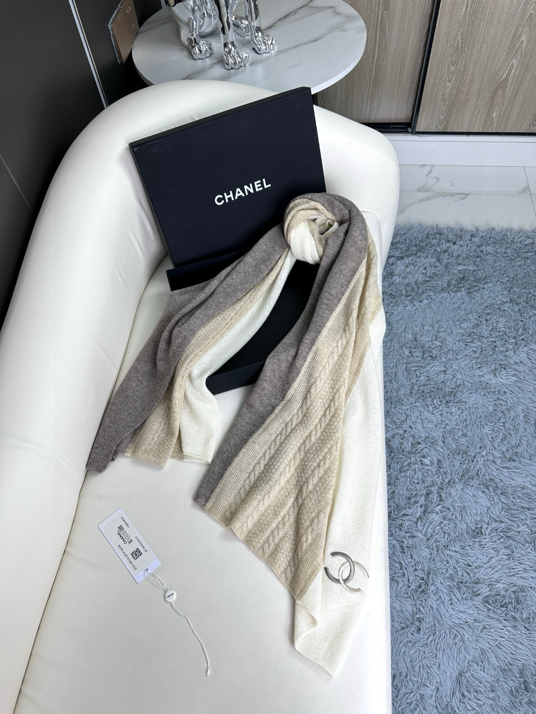 上新！🌾👑香奈儿专柜新款围巾 ‼妥妥的女主风，保暖又时尚，可当围巾，可当披肩！美翻了[流泪]御用殿堂级极
