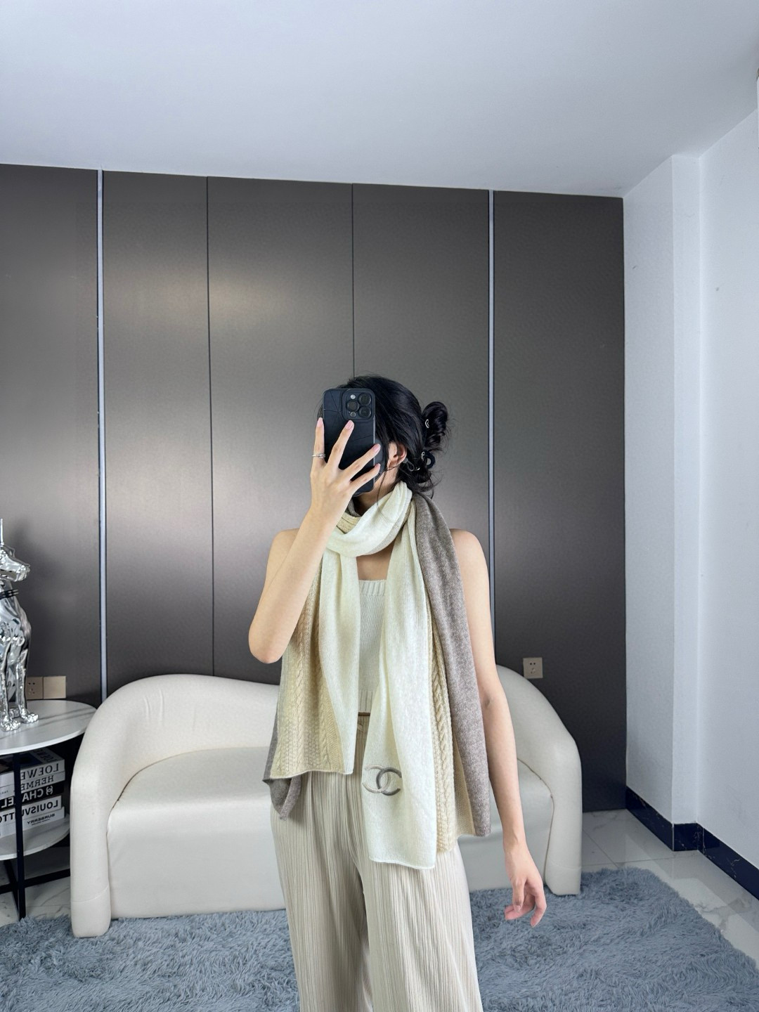 上新！🌾👑香奈儿专柜新款围巾 ‼妥妥的女主风，保暖又时尚，可当围巾，可当披肩！美翻了[流泪]御用殿堂级极