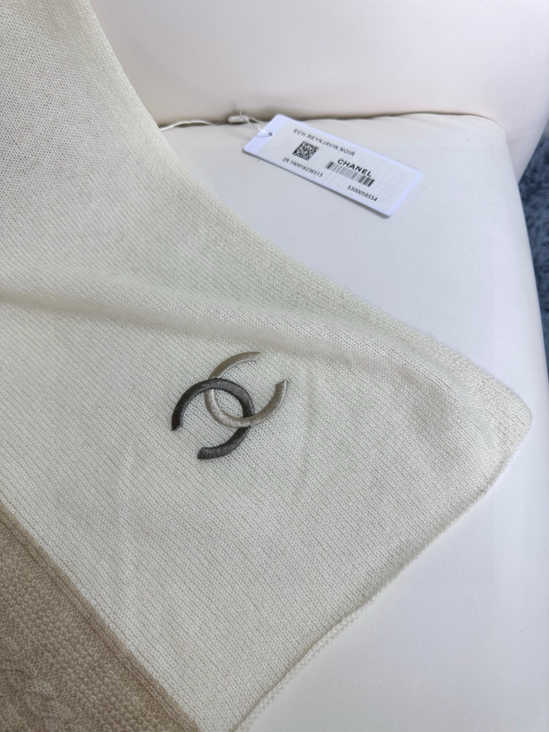 上新！🌾👑香奈儿专柜新款围巾 ‼妥妥的女主风，保暖又时尚，可当围巾，可当披肩！美翻了[流泪]御用殿堂级极