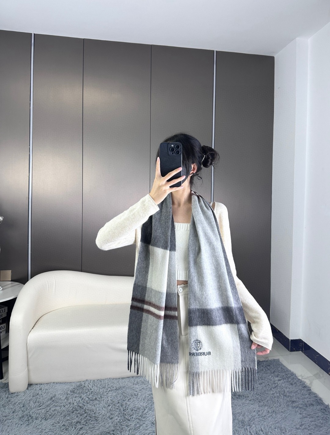 🉐️240 上新!BURBERRY百分百山羊绒 🆕【▪️ 惊艳!披着围着都美的~让人过目不忘!!】巴宝莉这款出来的效果真的,一秒美晕!!太有设计感了,太美了太美了!隔着屏幕,姐妹肯定都感受到了,这款气质的要命!!能精准击中每一个爱美爱时髦的姐妹心尖尖上!!这件姐妹无论如何都要收,一定一定一定不要错过!我坚信,在你上身的那一刻,会有一种脱胎换骨般的感觉,期待你们被自己的美丽惊艳到!!30x180cm,100%顶级纯羊绒❗️