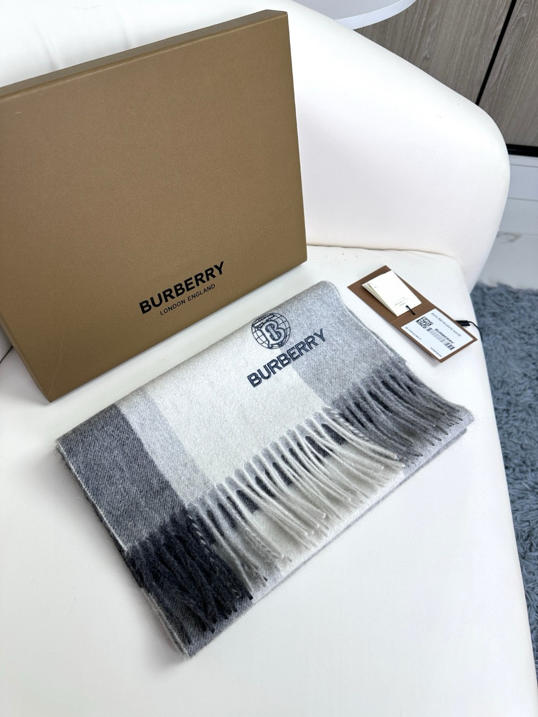 上新！BURBERRY百分百山羊绒 🆕【▪️ 惊艳！披着围着都美的~让人过目不忘！！】巴宝莉这款出来的效