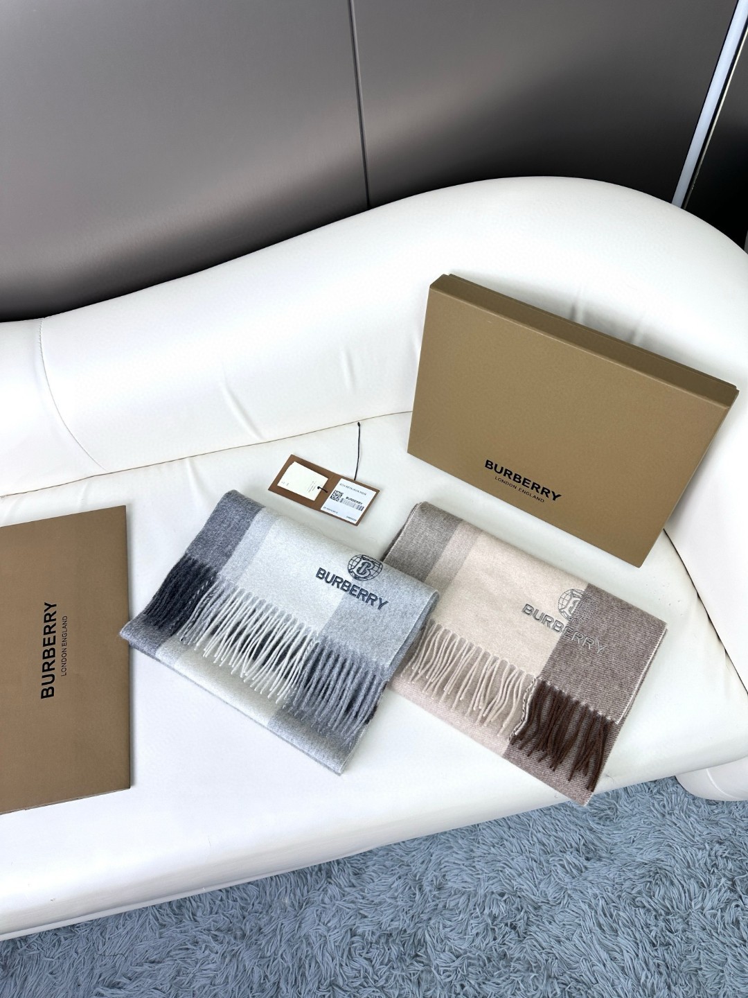 上新！BURBERRY百分百山羊绒 🆕【▪️ 惊艳！披着围着都美的~让人过目不忘！！】巴宝莉这款出来的效