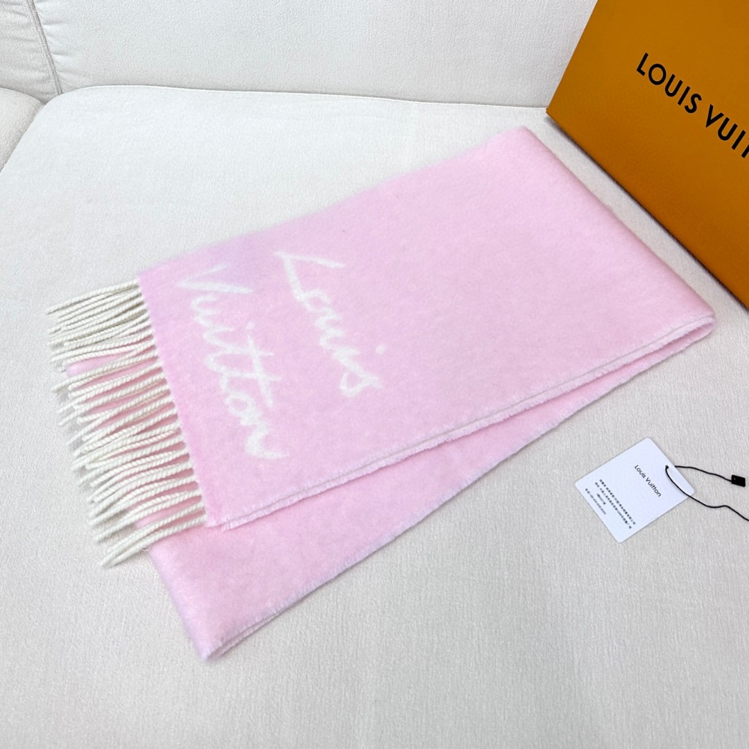 大驴家24年最美的围巾没有之一，独家首发，Fluffygram 围巾取材羊驼毛和绵羊毛混纺，以拉绒处理营