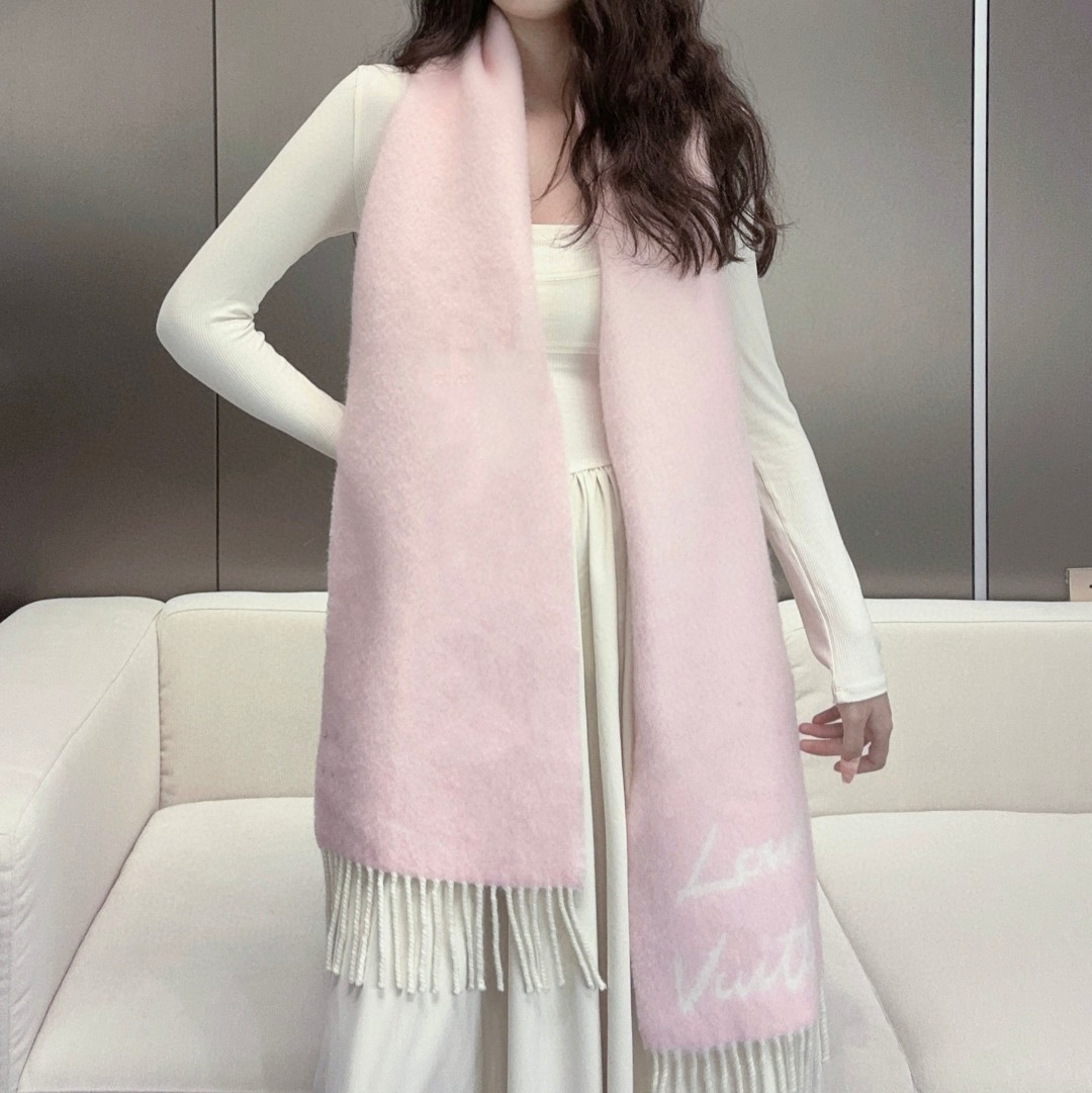 大驴家24年最美的围巾没有之一，独家首发，Fluffygram 围巾取材羊驼毛和绵羊毛混纺，以拉绒处理营