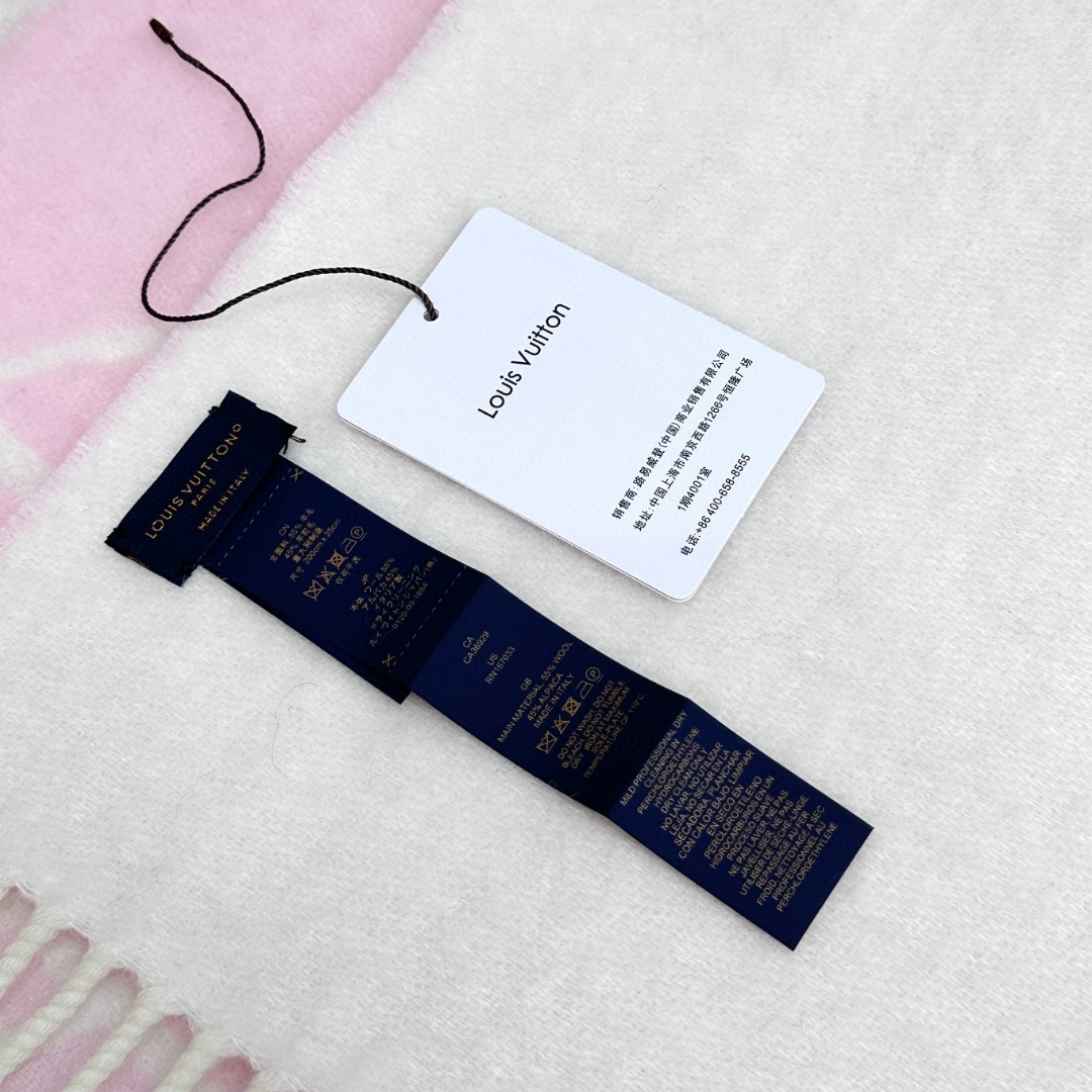 大驴家24年最美的围巾没有之一，独家首发，Fluffygram 围巾取材羊驼毛和绵羊毛混纺，以拉绒处理营