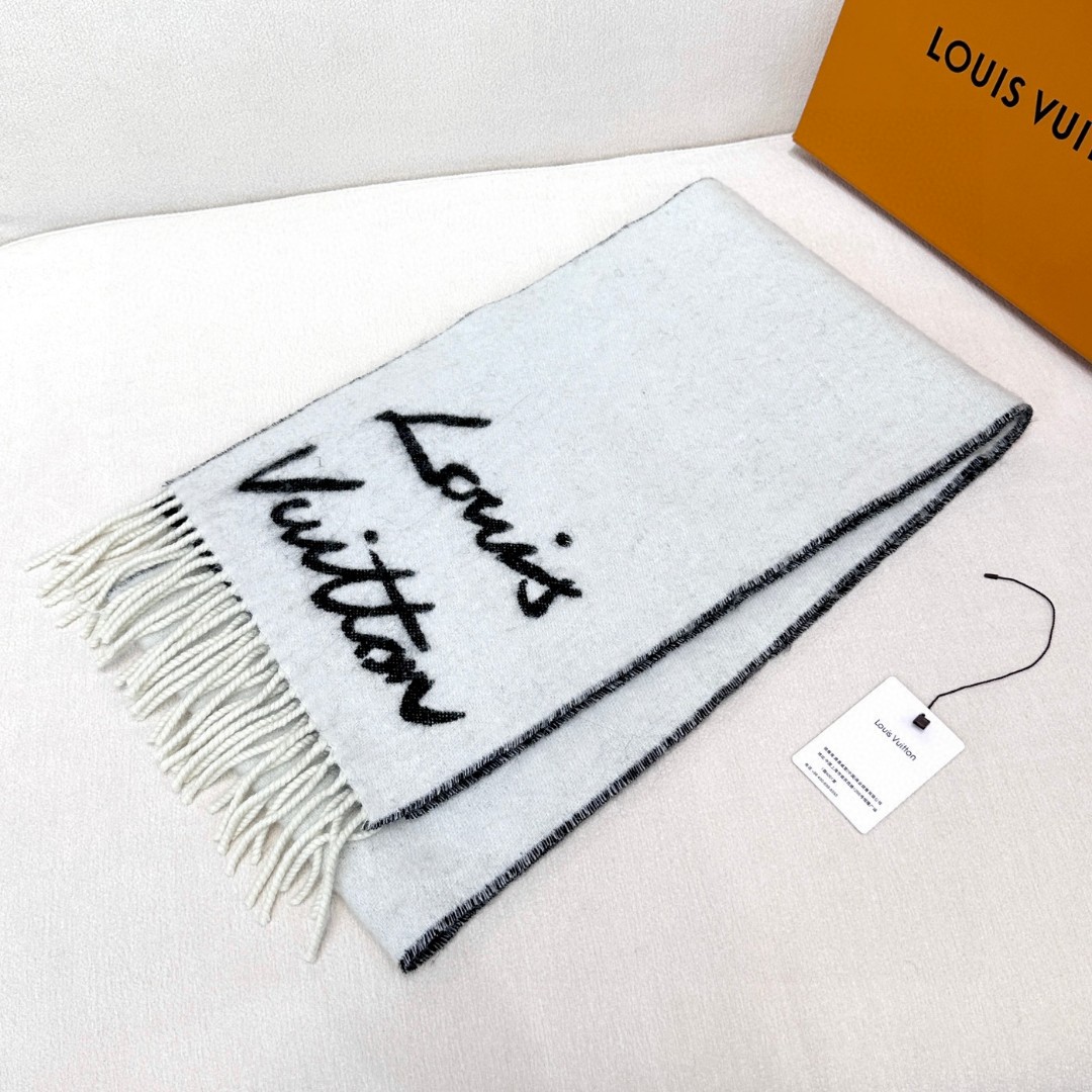 大驴家24年最美的围巾没有之一，独家首发，Fluffygram 围巾取材羊驼毛和绵羊毛混纺，以拉绒处理营