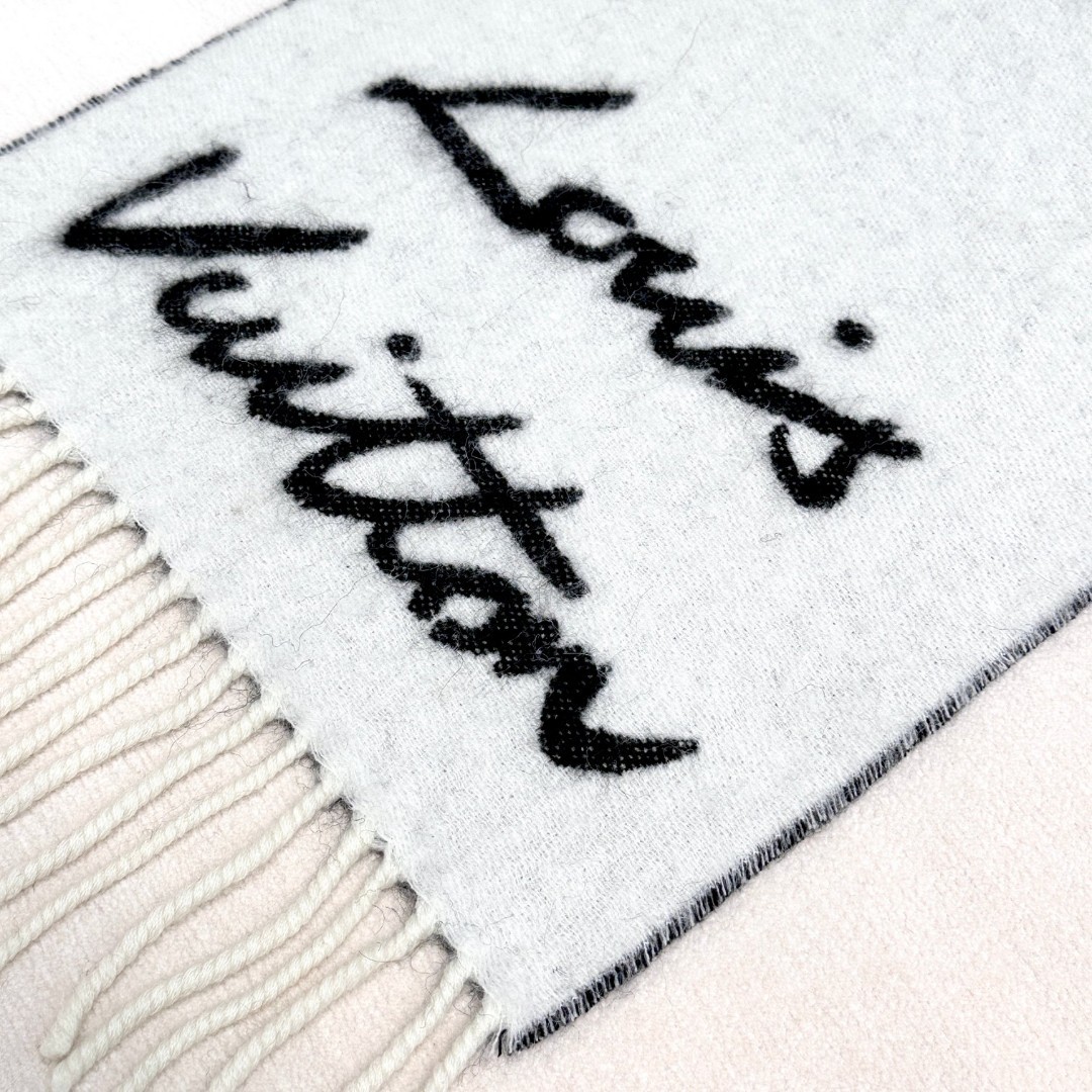 大驴家24年最美的围巾没有之一，独家首发，Fluffygram 围巾取材羊驼毛和绵羊毛混纺，以拉绒处理营