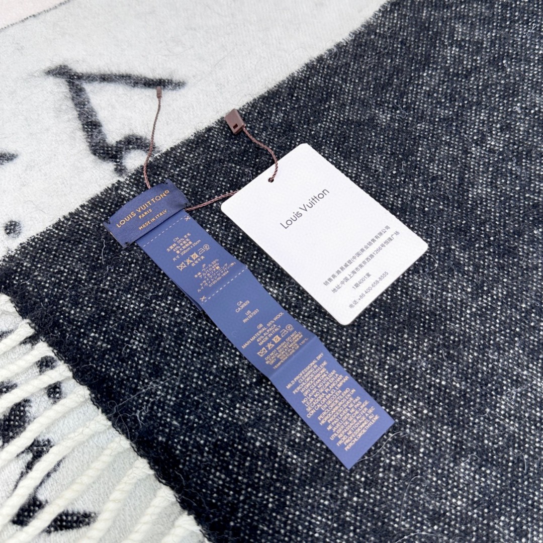 大驴家24年最美的围巾没有之一，独家首发，Fluffygram 围巾取材羊驼毛和绵羊毛混纺，以拉绒处理营