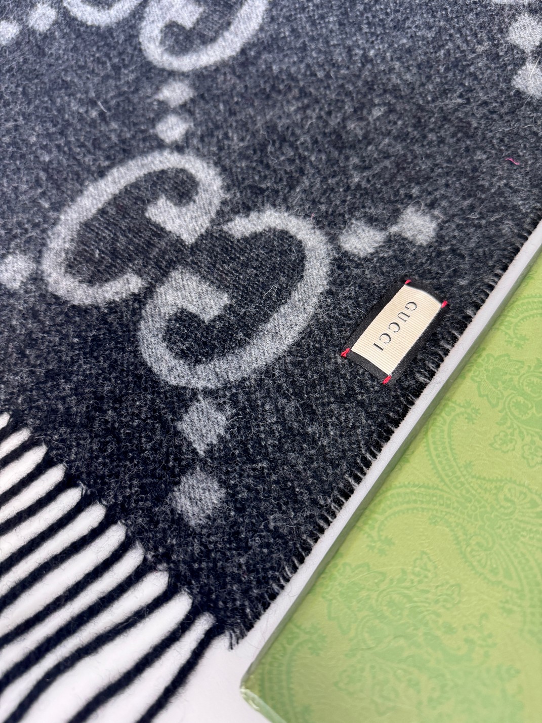 大G流苏 最新爆款 经典双大g 双面提花流苏围巾 原版原标，经典的设计 耐看百搭 规格45*200