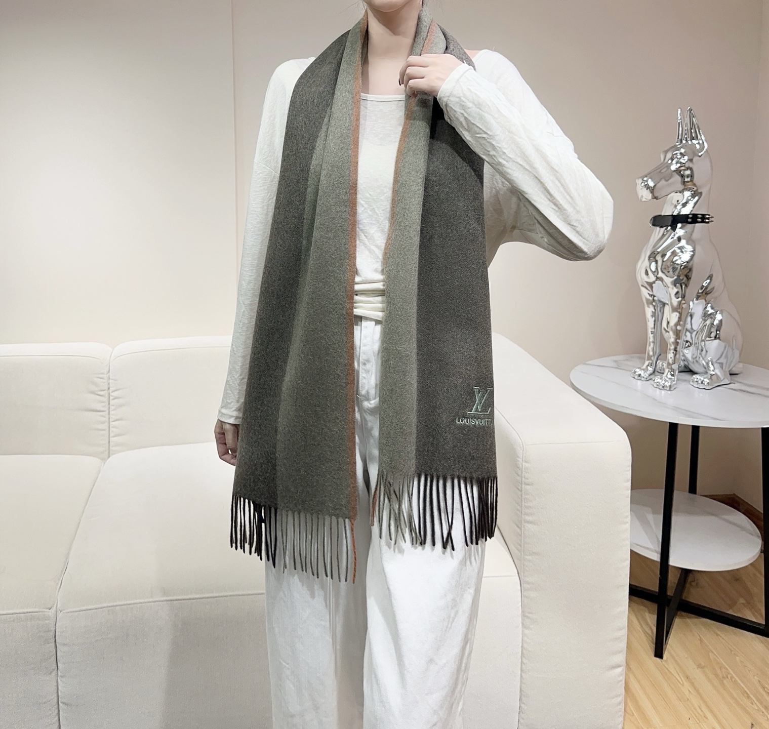 新款到❤️百分之百山羊绒！Lv难得的高端女款，非常正的男女士围巾~面料大爱，非常柔软细腻舒服‼大气简约，