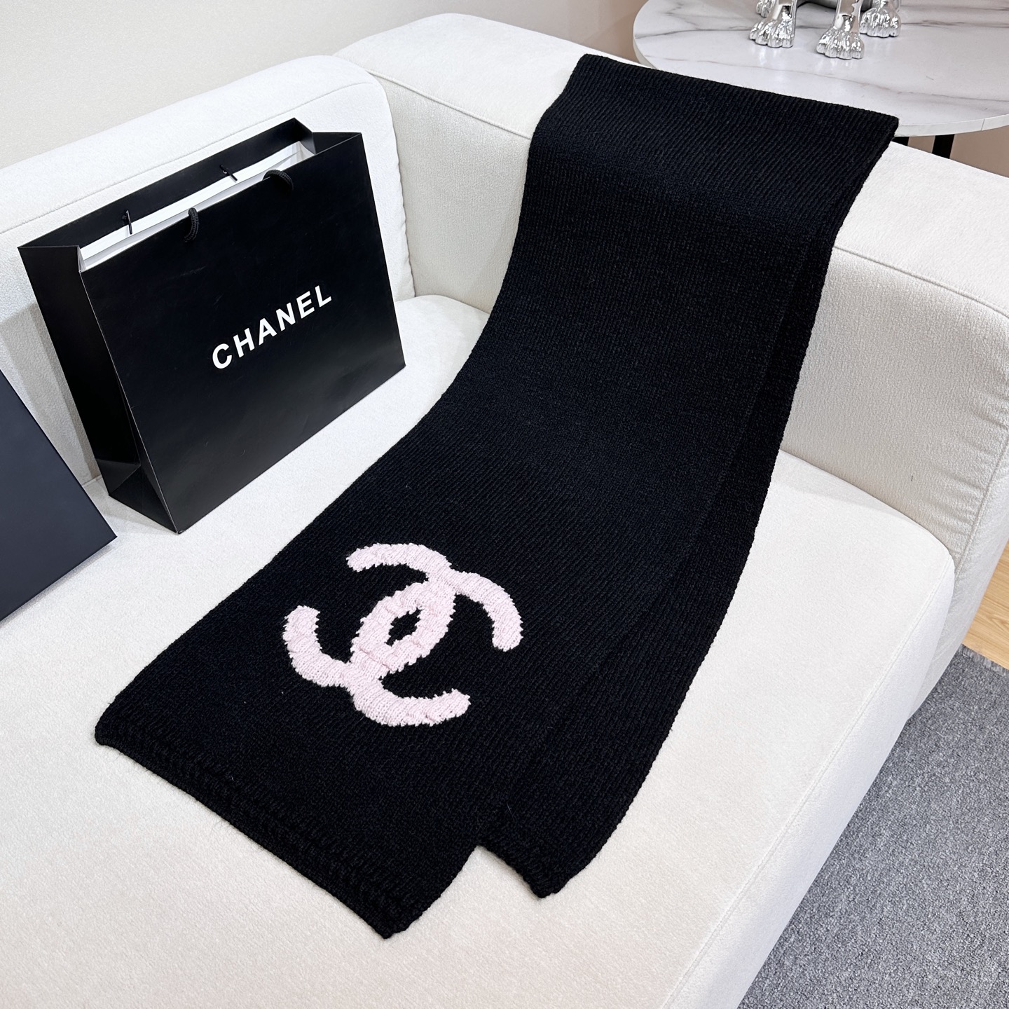 上新❤️重磅推荐❗️C香奈儿秋冬新品 · 羊绒围巾❗️臻选上乘的山羊绒纤维，耗时耗力，再以清泉水浸泡涤荡