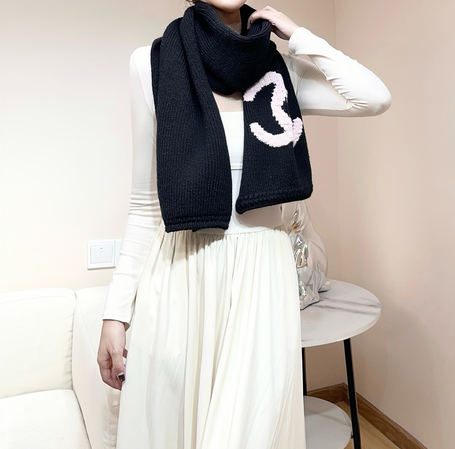 上新❤️重磅推荐❗️C香奈儿秋冬新品 · 羊绒围巾❗️臻选上乘的山羊绒纤维，耗时耗力，再以清泉水浸泡涤荡