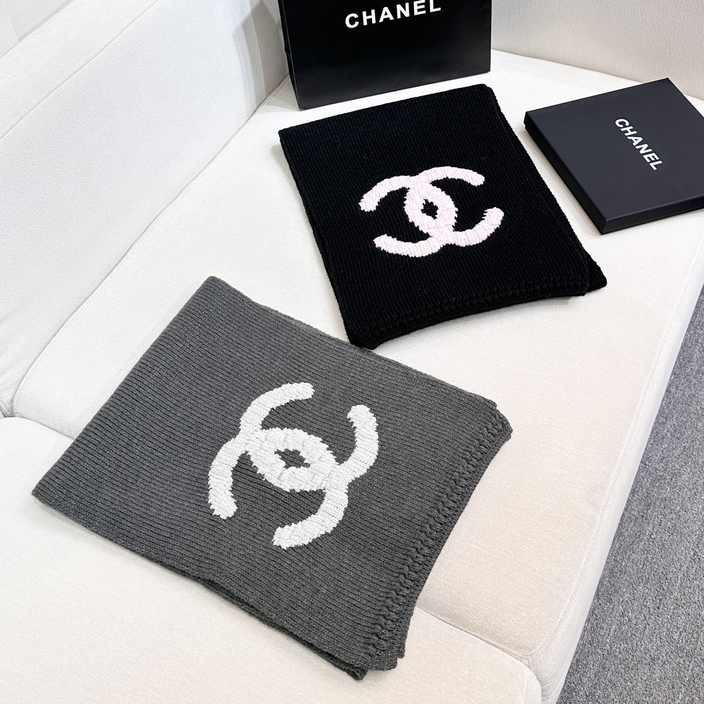 上新❤️重磅推荐❗️C香奈儿秋冬新品 · 羊绒围巾❗️臻选上乘的山羊绒纤维，耗时耗力，再以清泉水浸泡涤荡