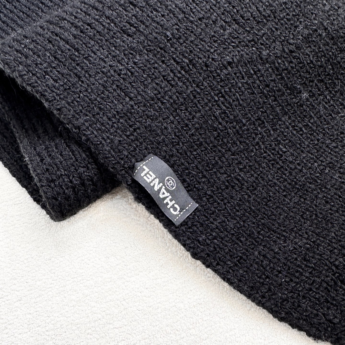 上新❤️重磅推荐❗️C香奈儿秋冬新品 · 羊绒围巾❗️臻选上乘的山羊绒纤维，耗时耗力，再以清泉水浸泡涤荡