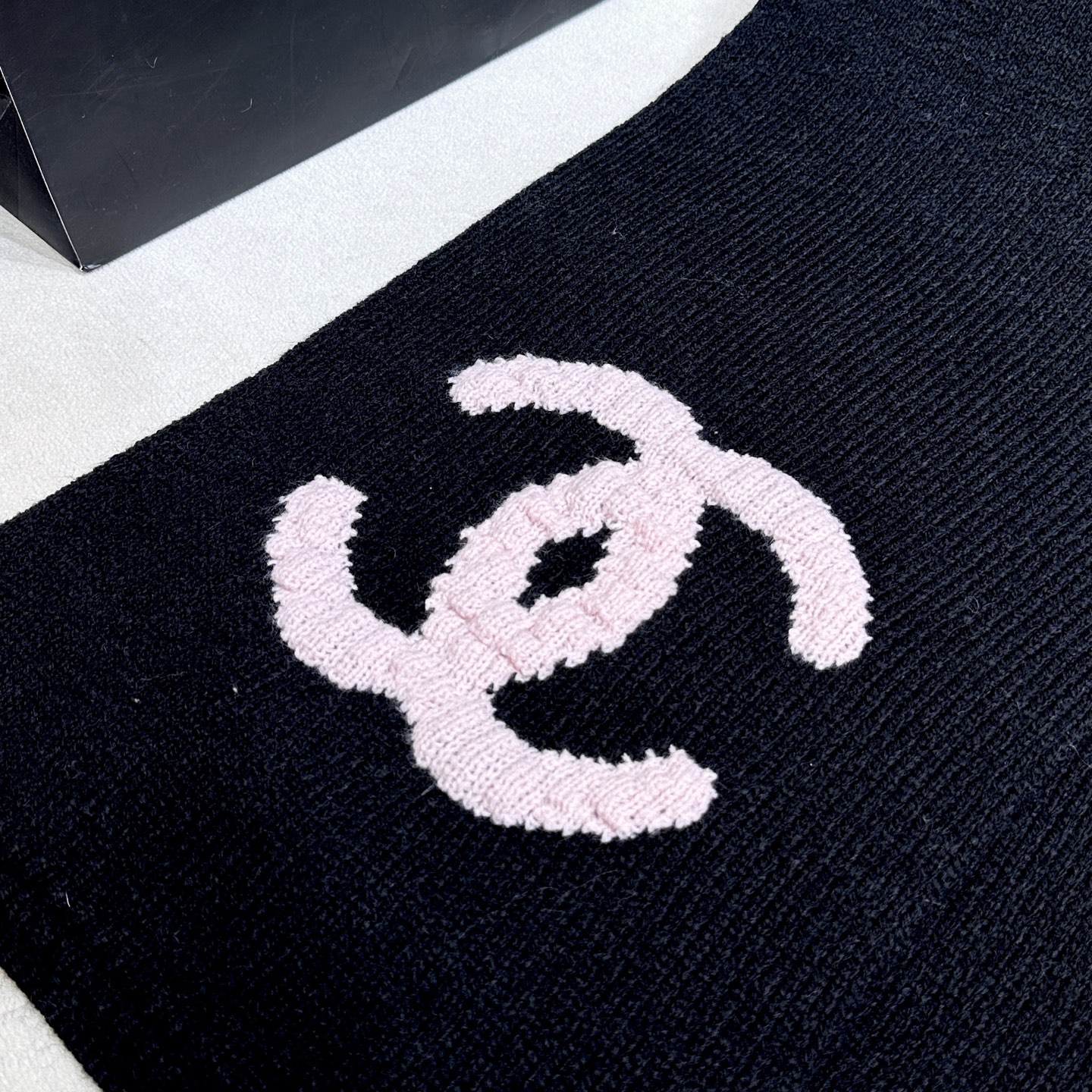 上新❤️重磅推荐❗️C香奈儿秋冬新品 · 羊绒围巾❗️臻选上乘的山羊绒纤维，耗时耗力，再以清泉水浸泡涤荡