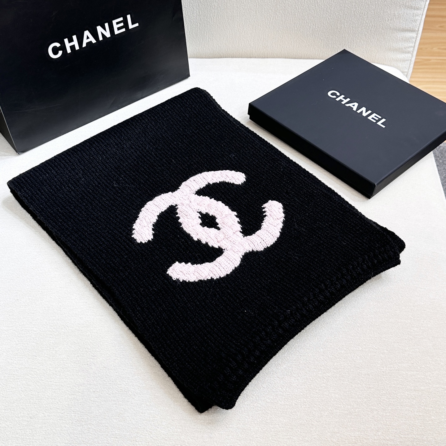 上新❤️重磅推荐❗️C香奈儿秋冬新品 · 羊绒围巾❗️臻选上乘的山羊绒纤维，耗时耗力，再以清泉水浸泡涤荡