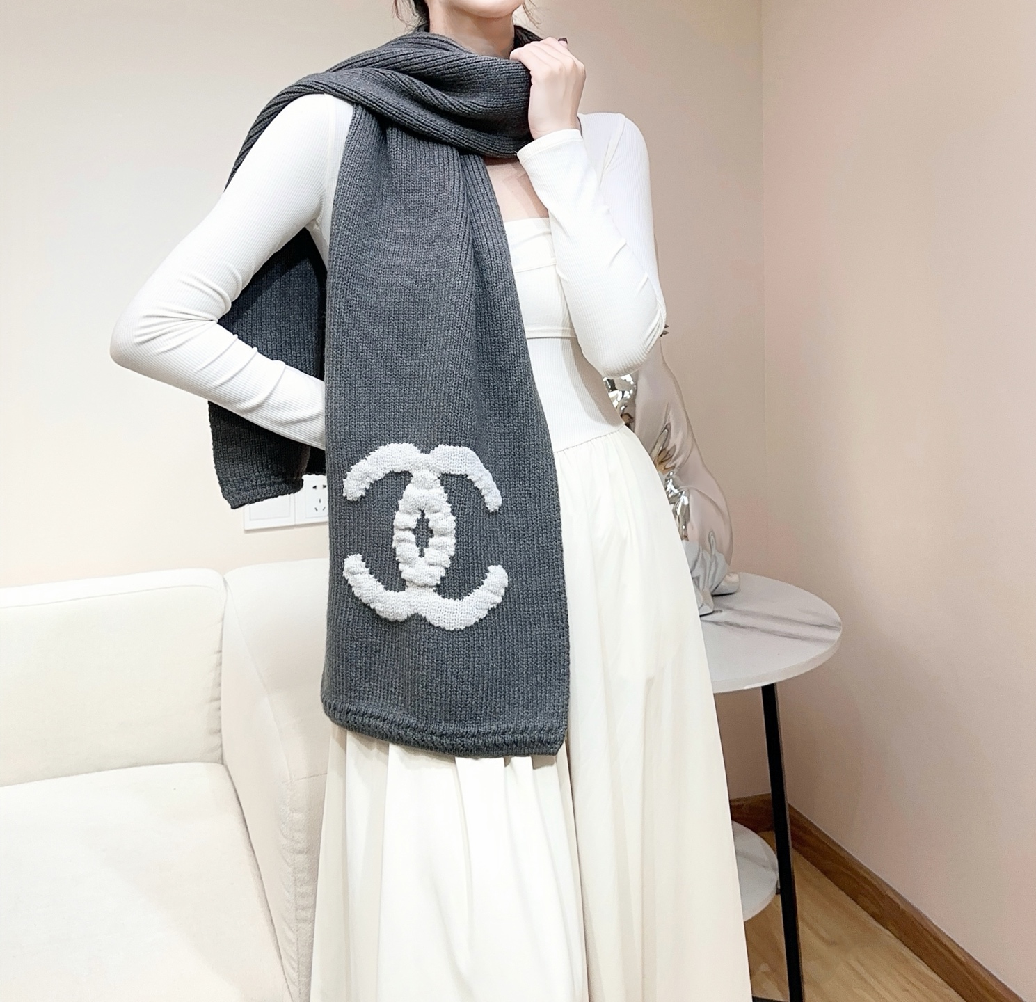 上新❤️重磅推荐❗️C香奈儿秋冬新品 · 羊绒围巾❗️臻选上乘的山羊绒纤维，耗时耗力，再以清泉水浸泡涤荡