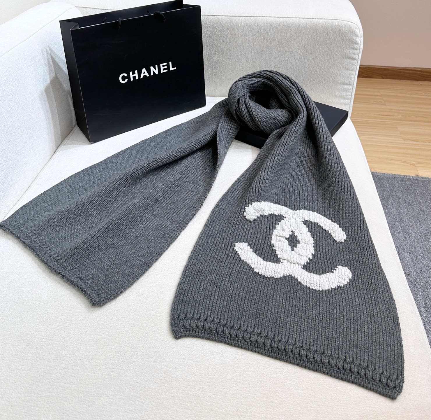 上新❤️重磅推荐❗️C香奈儿秋冬新品 · 羊绒围巾❗️臻选上乘的山羊绒纤维，耗时耗力，再以清泉水浸泡涤荡