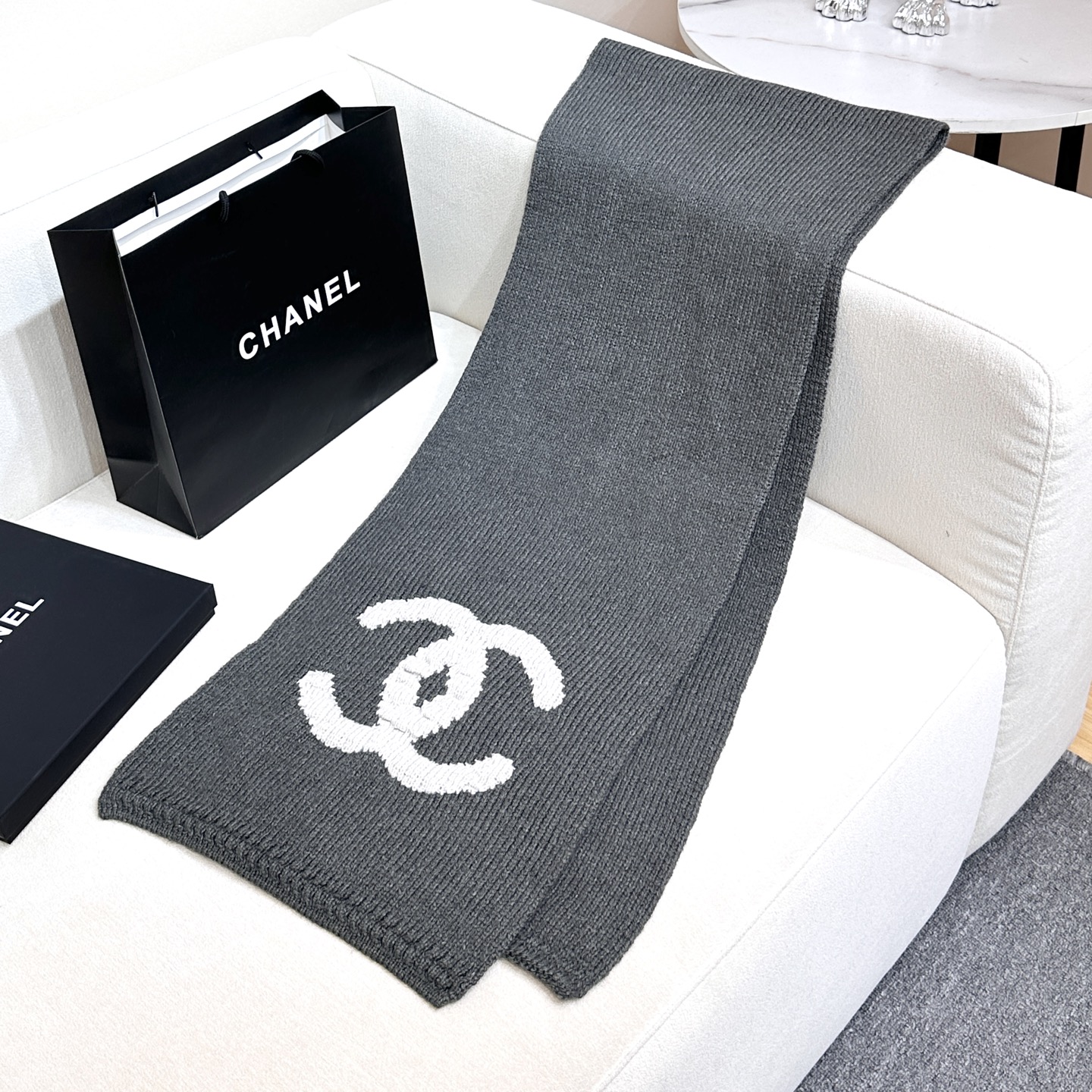 上新❤️重磅推荐❗️C香奈儿秋冬新品 · 羊绒围巾❗️臻选上乘的山羊绒纤维，耗时耗力，再以清泉水浸泡涤荡