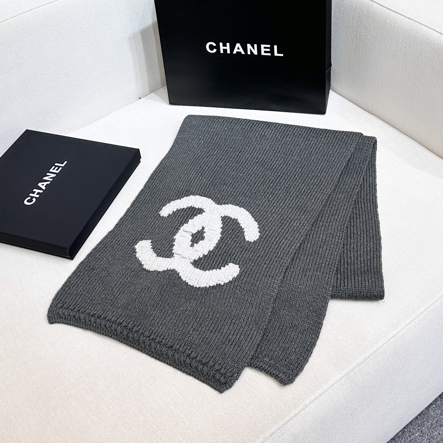 上新❤️重磅推荐❗️C香奈儿秋冬新品 · 羊绒围巾❗️臻选上乘的山羊绒纤维，耗时耗力，再以清泉水浸泡涤荡