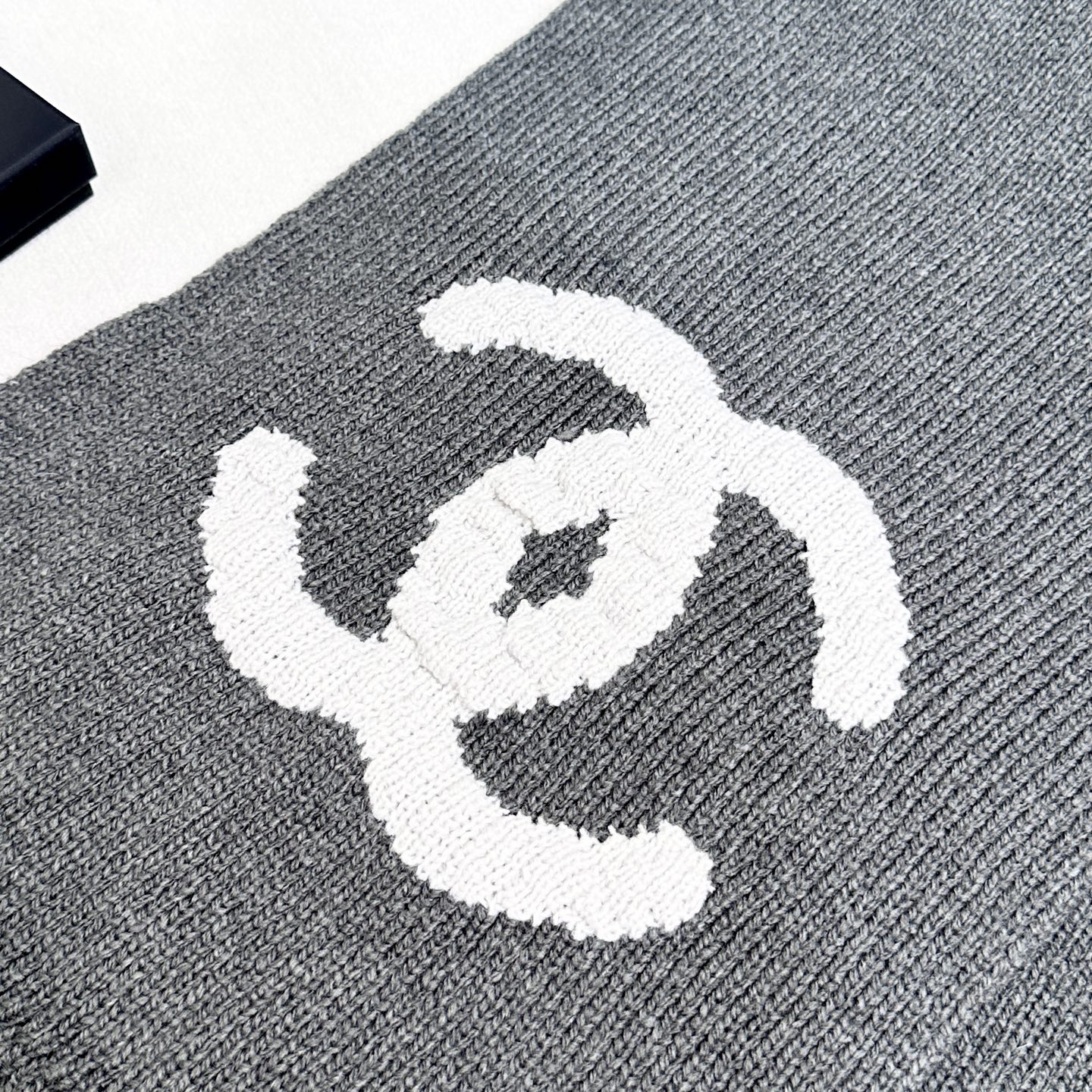 上新❤️重磅推荐❗️C香奈儿秋冬新品 · 羊绒围巾❗️臻选上乘的山羊绒纤维，耗时耗力，再以清泉水浸泡涤荡