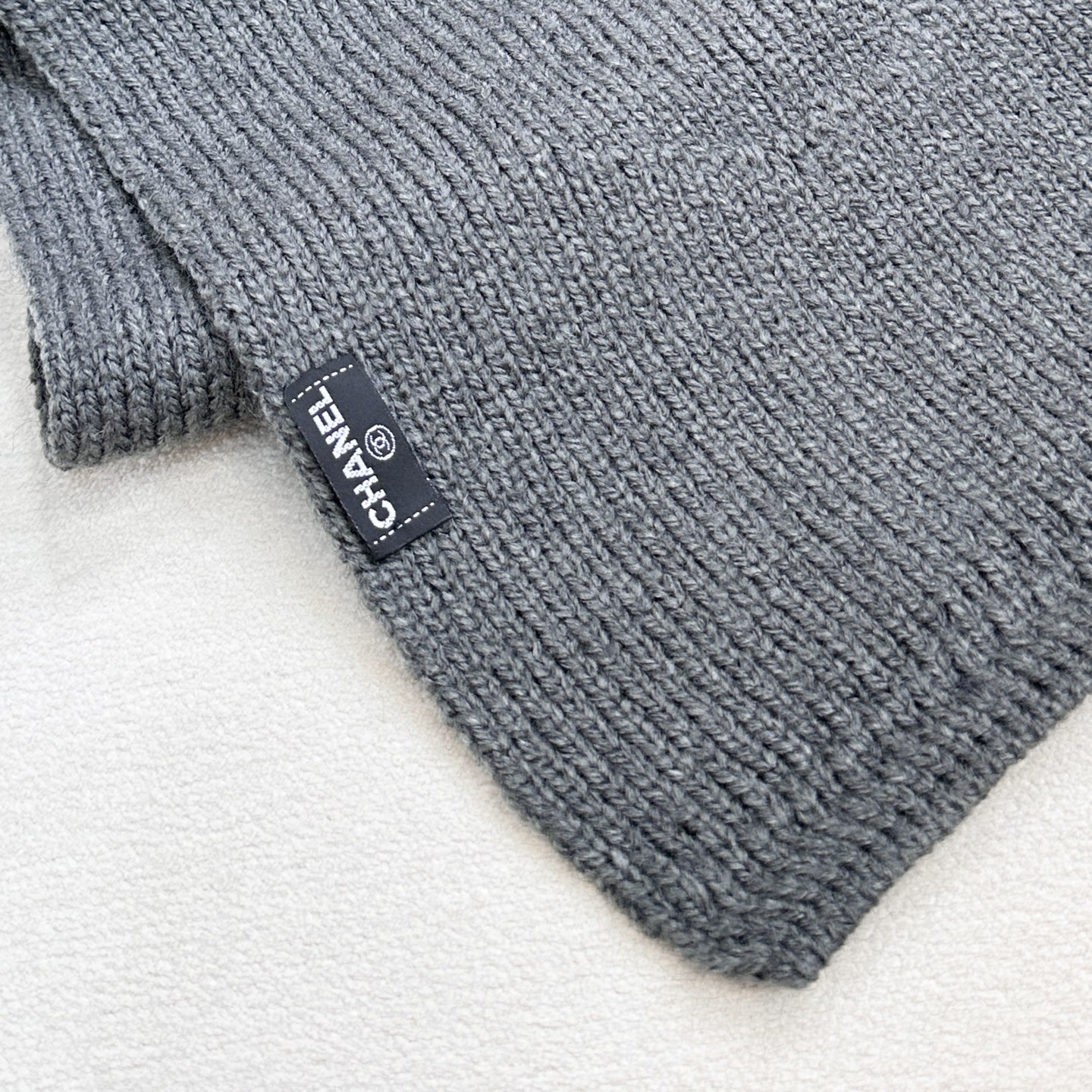 上新❤️重磅推荐❗️C香奈儿秋冬新品 · 羊绒围巾❗️臻选上乘的山羊绒纤维，耗时耗力，再以清泉水浸泡涤荡