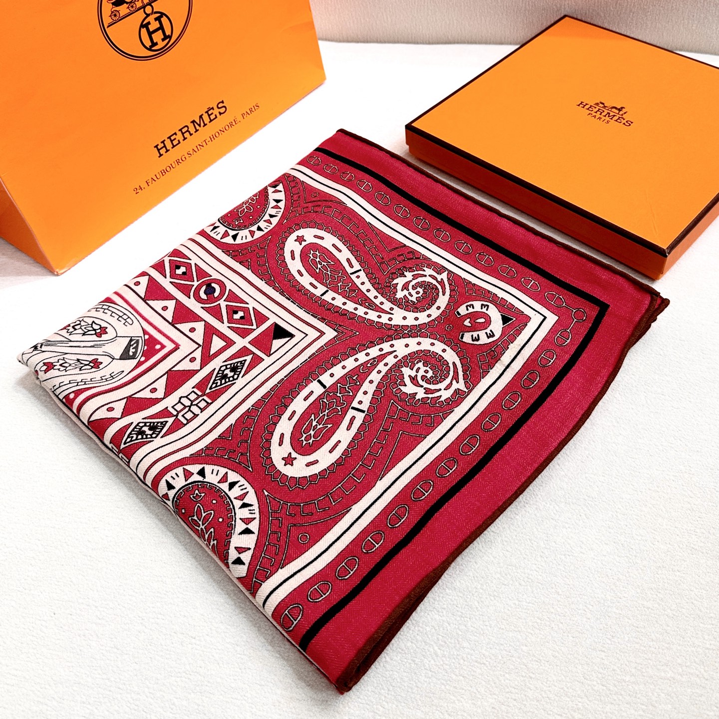 。上新❤️✨【双面同色 丝毛款】H家羊绒新款 买了都说好看‼️推荐💕【爱心骏马 140】羊绒方巾‼️H家