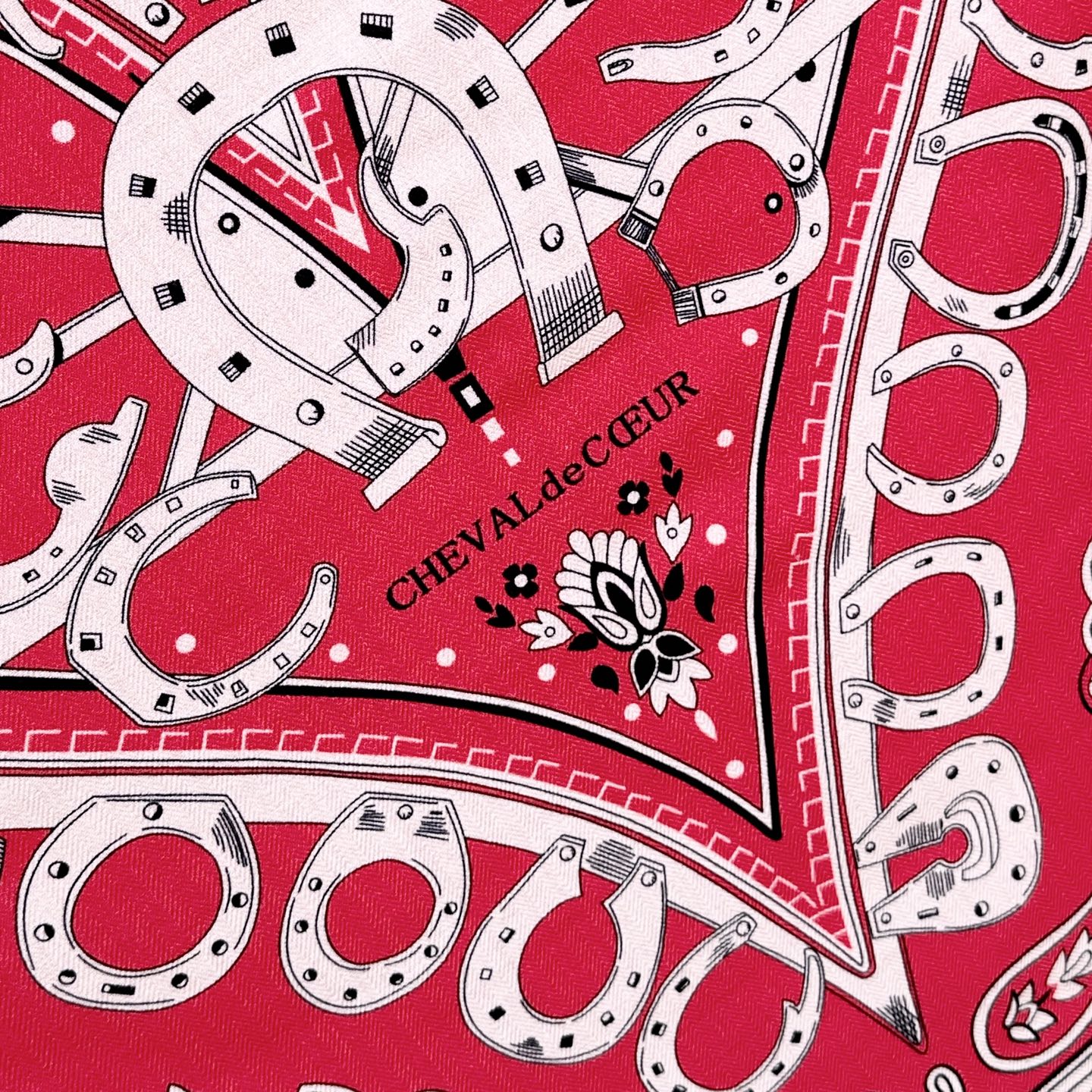 。上新❤️✨【双面同色 丝毛款】H家羊绒新款 买了都说好看‼️推荐💕【爱心骏马 140】羊绒方巾‼️H家