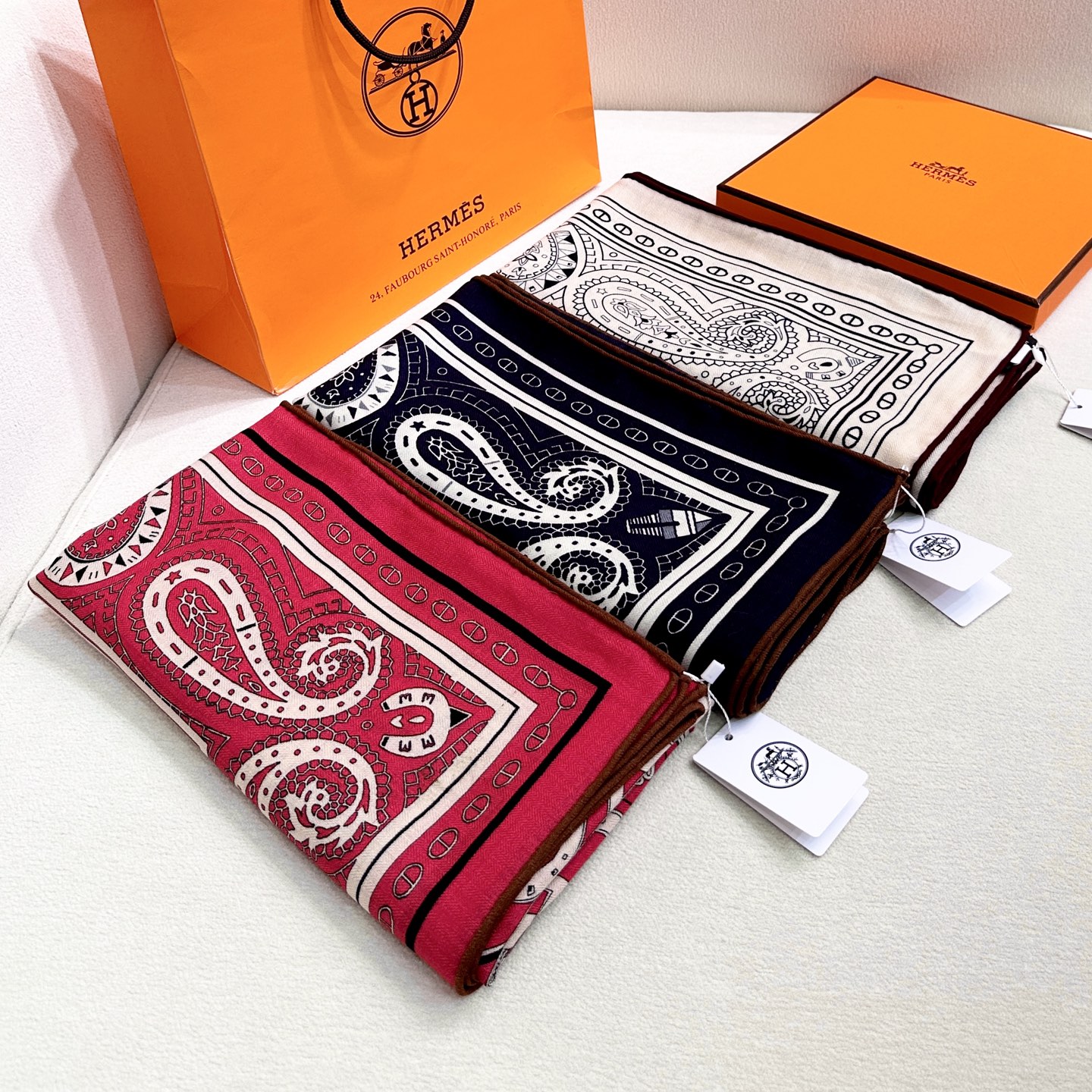 。上新❤️✨【双面同色 丝毛款】H家羊绒新款 买了都说好看‼️推荐💕【爱心骏马 140】羊绒方巾‼️H家