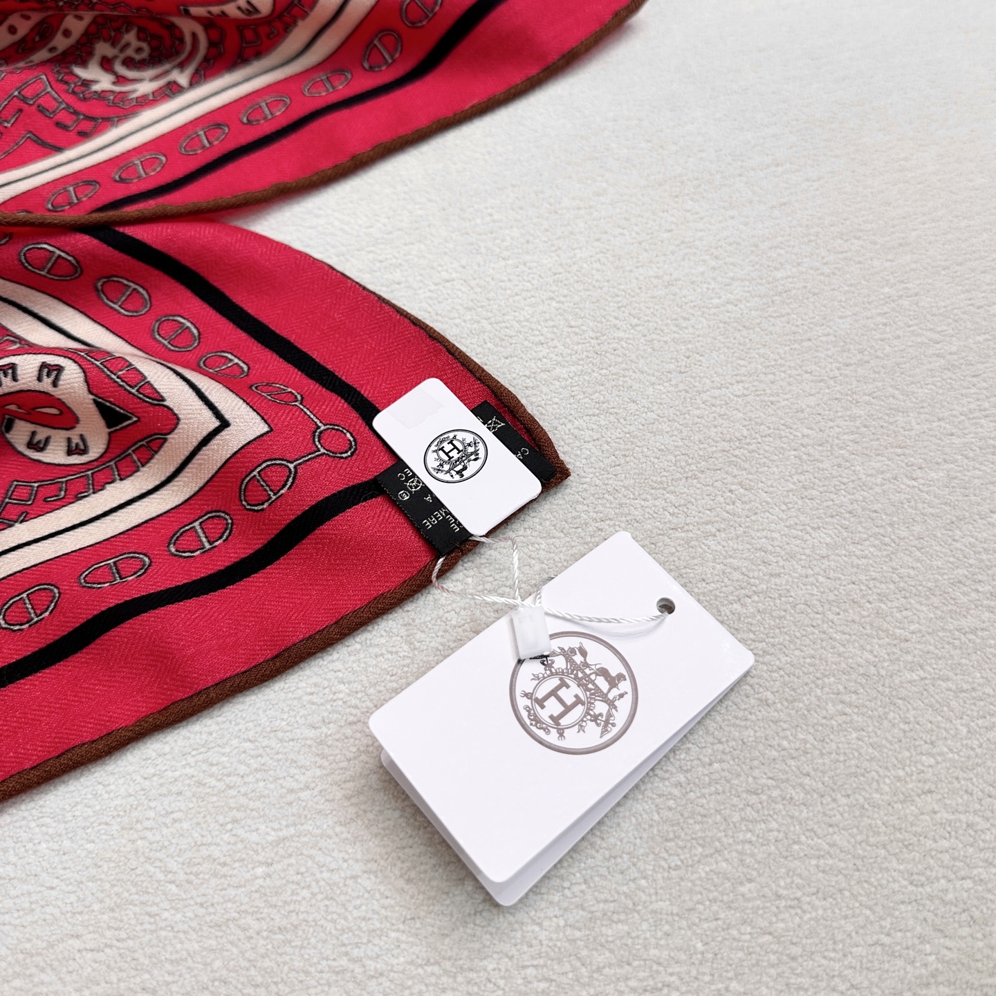 。上新❤️✨【双面同色 丝毛款】H家羊绒新款 买了都说好看‼️推荐💕【爱心骏马 140】羊绒方巾‼️H家