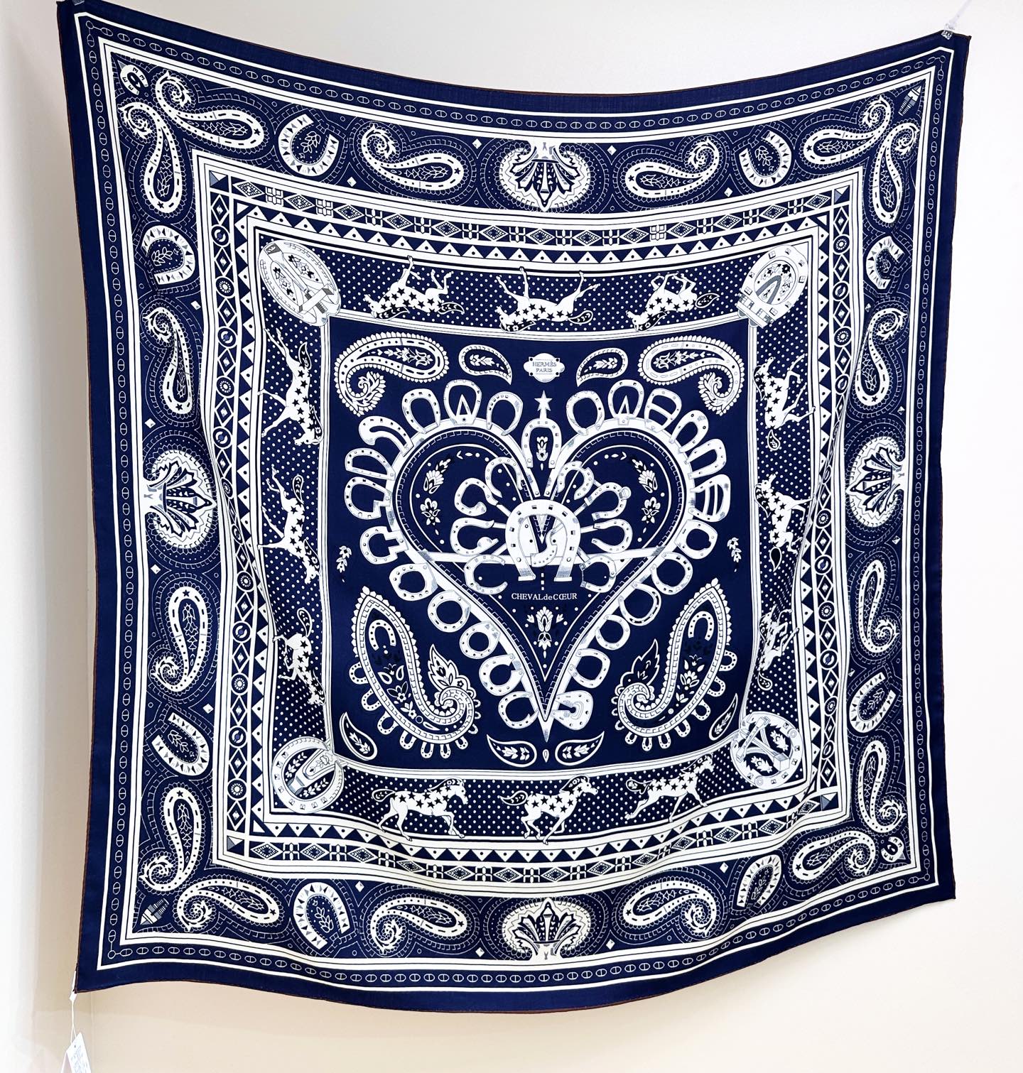 。上新❤️✨【双面同色 丝毛款】H家羊绒新款 买了都说好看‼️推荐💕【爱心骏马 140】羊绒方巾‼️H家