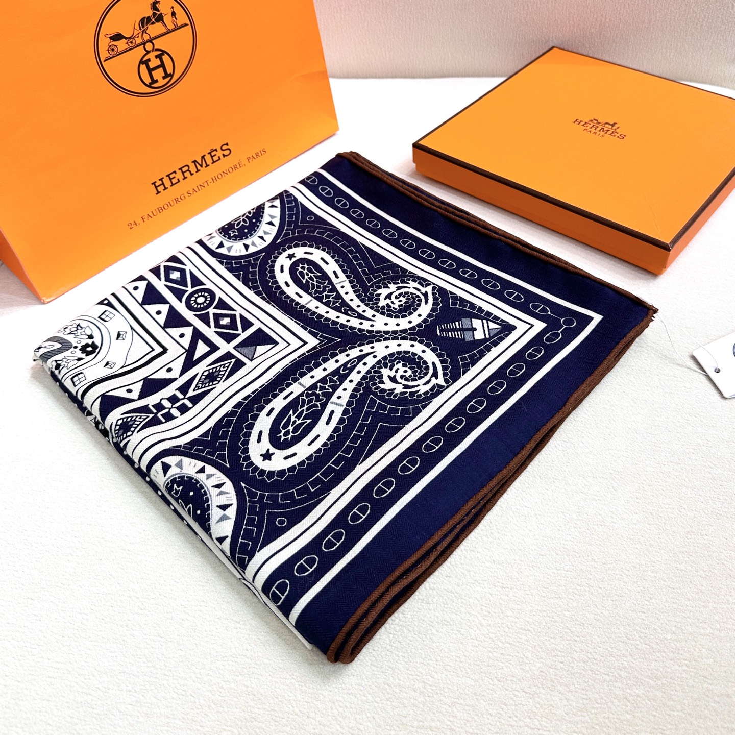 。上新❤️✨【双面同色 丝毛款】H家羊绒新款 买了都说好看‼️推荐💕【爱心骏马 140】羊绒方巾‼️H家