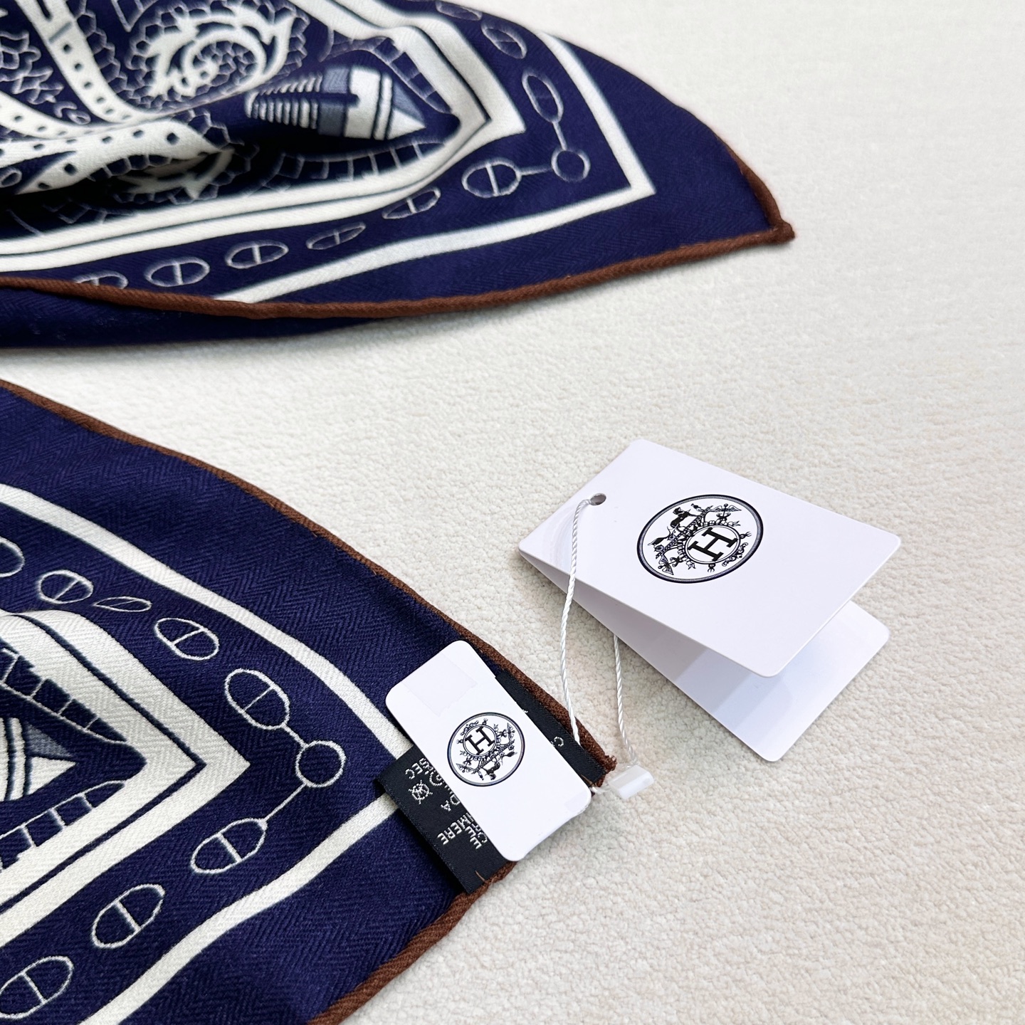 。上新❤️✨【双面同色 丝毛款】H家羊绒新款 买了都说好看‼️推荐💕【爱心骏马 140】羊绒方巾‼️H家