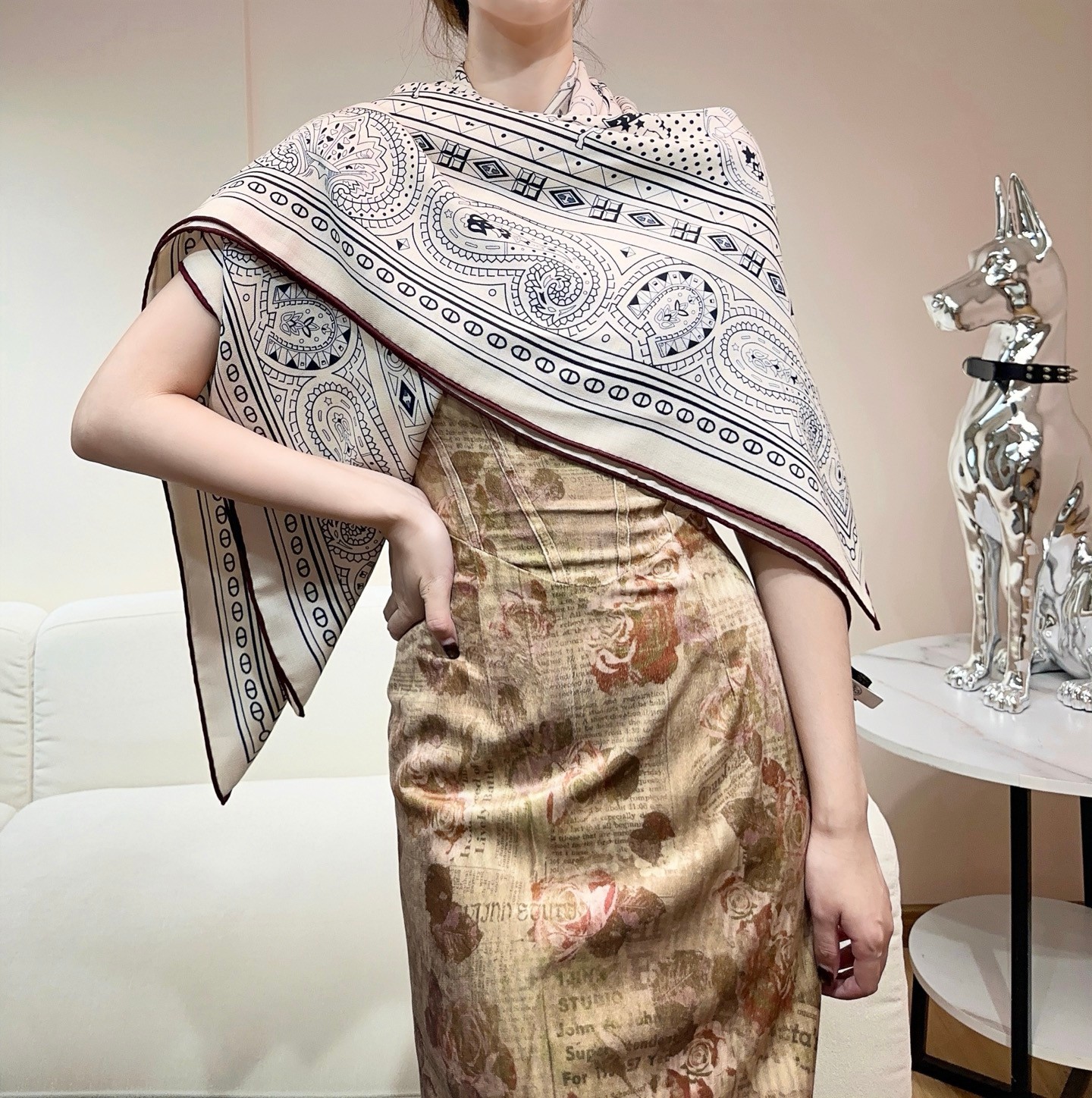 。上新❤️✨【双面同色 丝毛款】H家羊绒新款 买了都说好看‼️推荐💕【爱心骏马 140】羊绒方巾‼️H家