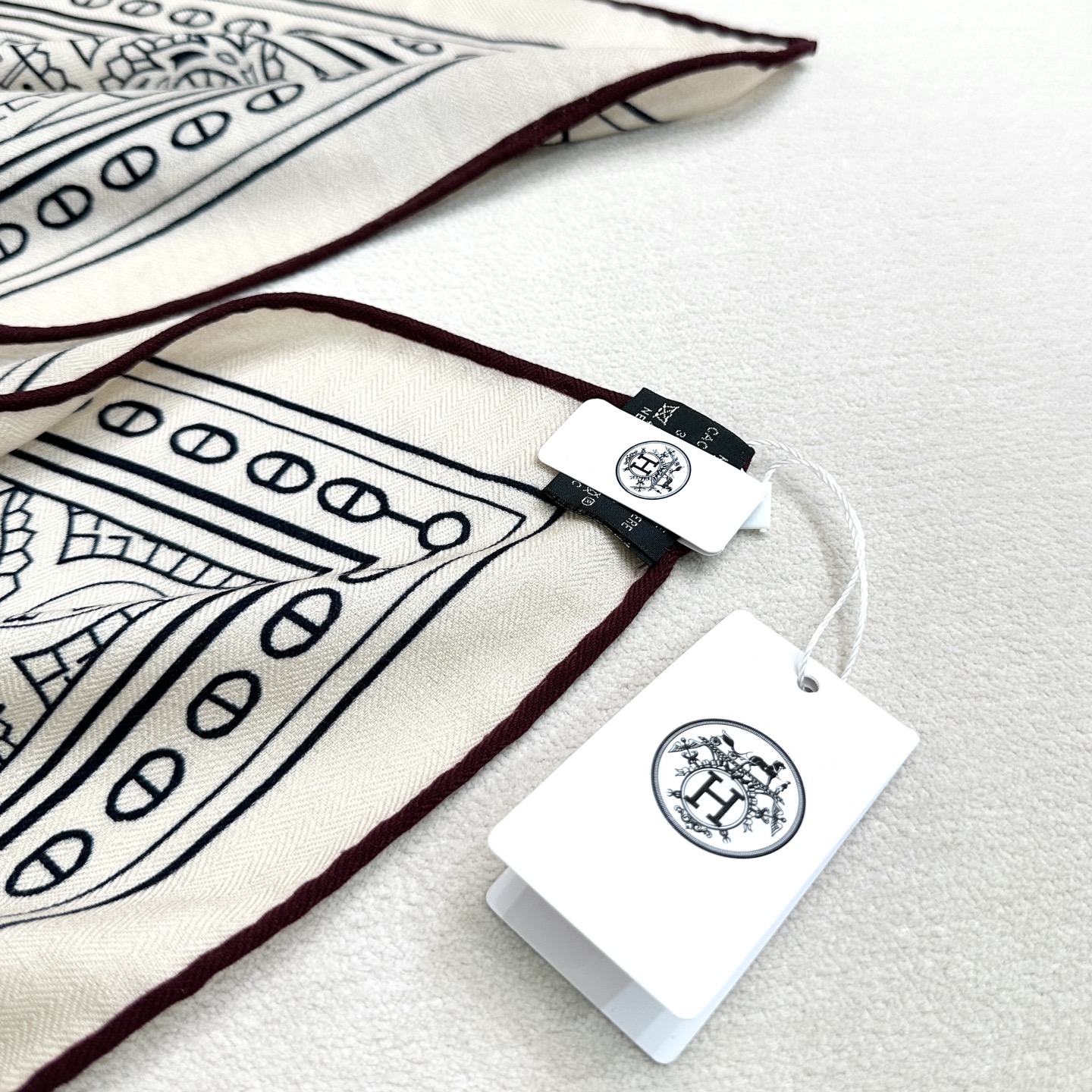 。上新❤️✨【双面同色 丝毛款】H家羊绒新款 买了都说好看‼️推荐💕【爱心骏马 140】羊绒方巾‼️H家